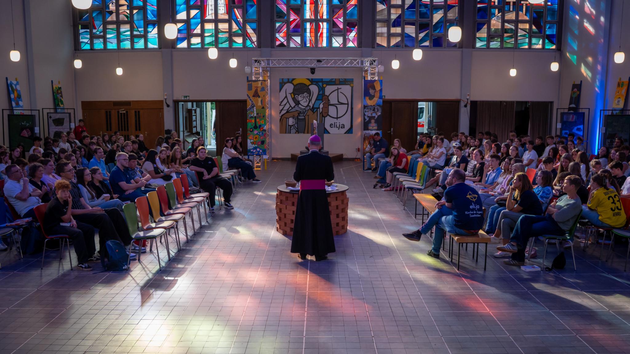 150 Jugendliche kamen im Rahmen ihrer Firmvorbereitung nach eli.ja zum 'Meet & Greet' mit Weihbischof Robert.