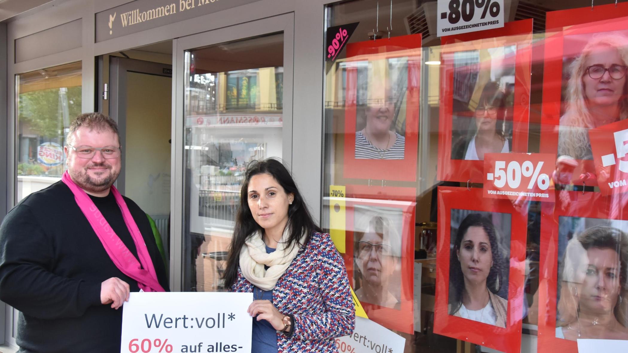Der KAB-Diözesanseelsorger, der Neunkircher Pfarrer Markus Krastl, und die Betriebsratsvorsitzende der Kaufhof-Filiale in Neunkirchen machen am 7. Oktober, dem Welttag der menschenwürdigen Arbeit, auf die Situation der Kaufhof-Angestellten aufmerksam.