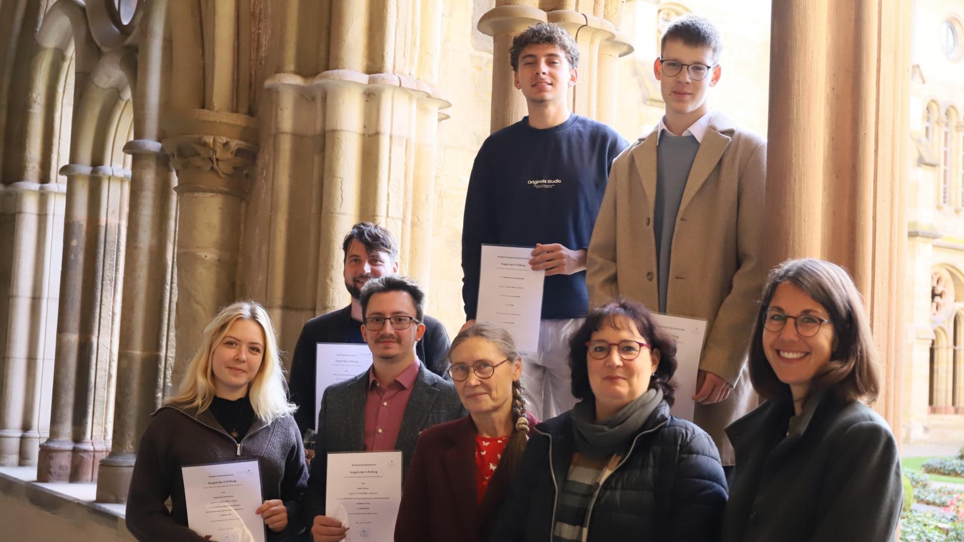 Gruppenfoto der Absolventinnen und Absolventen