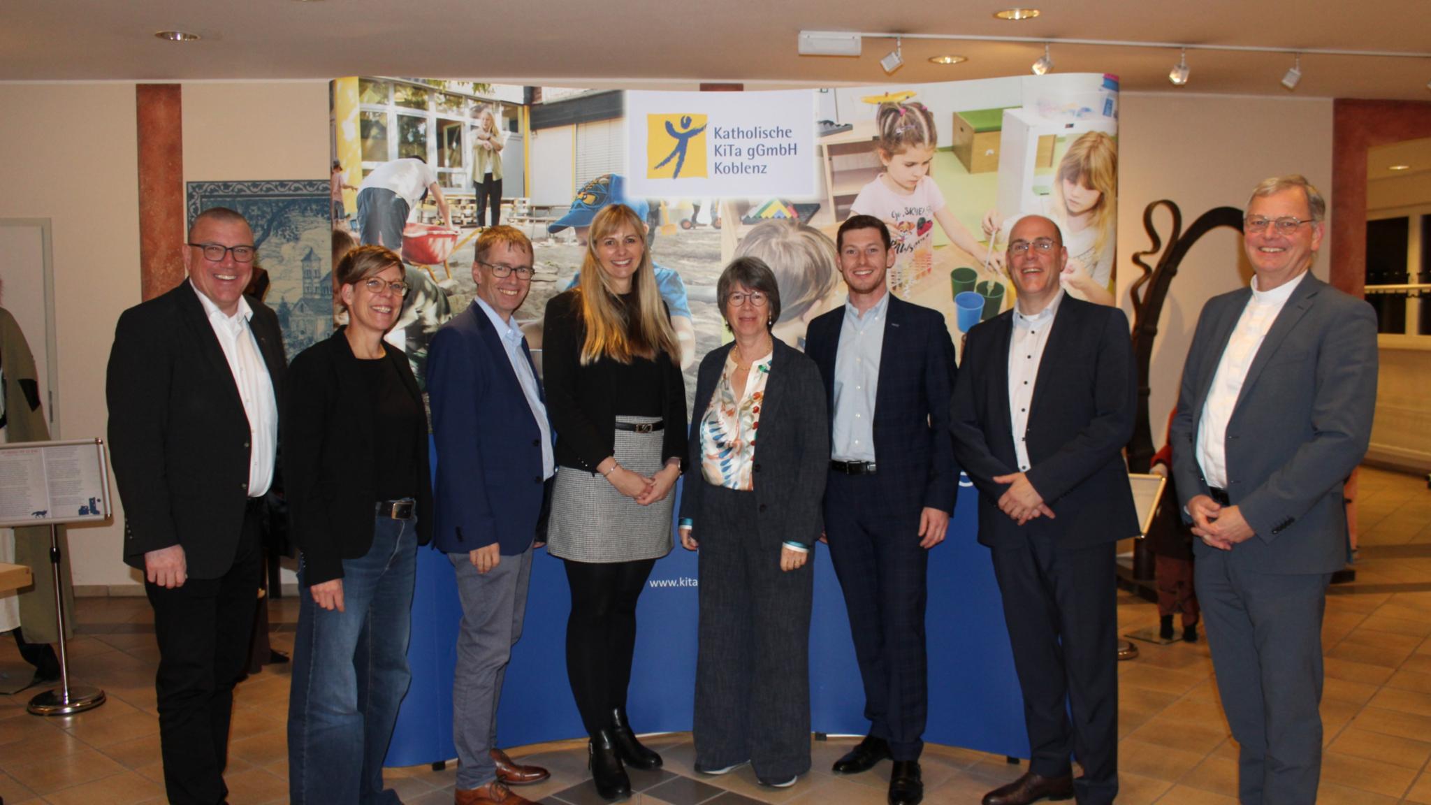 Matthias Struth, Kerstin Knopp, Georg Binninger, Kerstin Naunheim, Angela Thelen, Tobias Schneider, Michael Schlusemann, Generalvikar Dr. Ulrich von Plettenberg (v.l.n.r.)