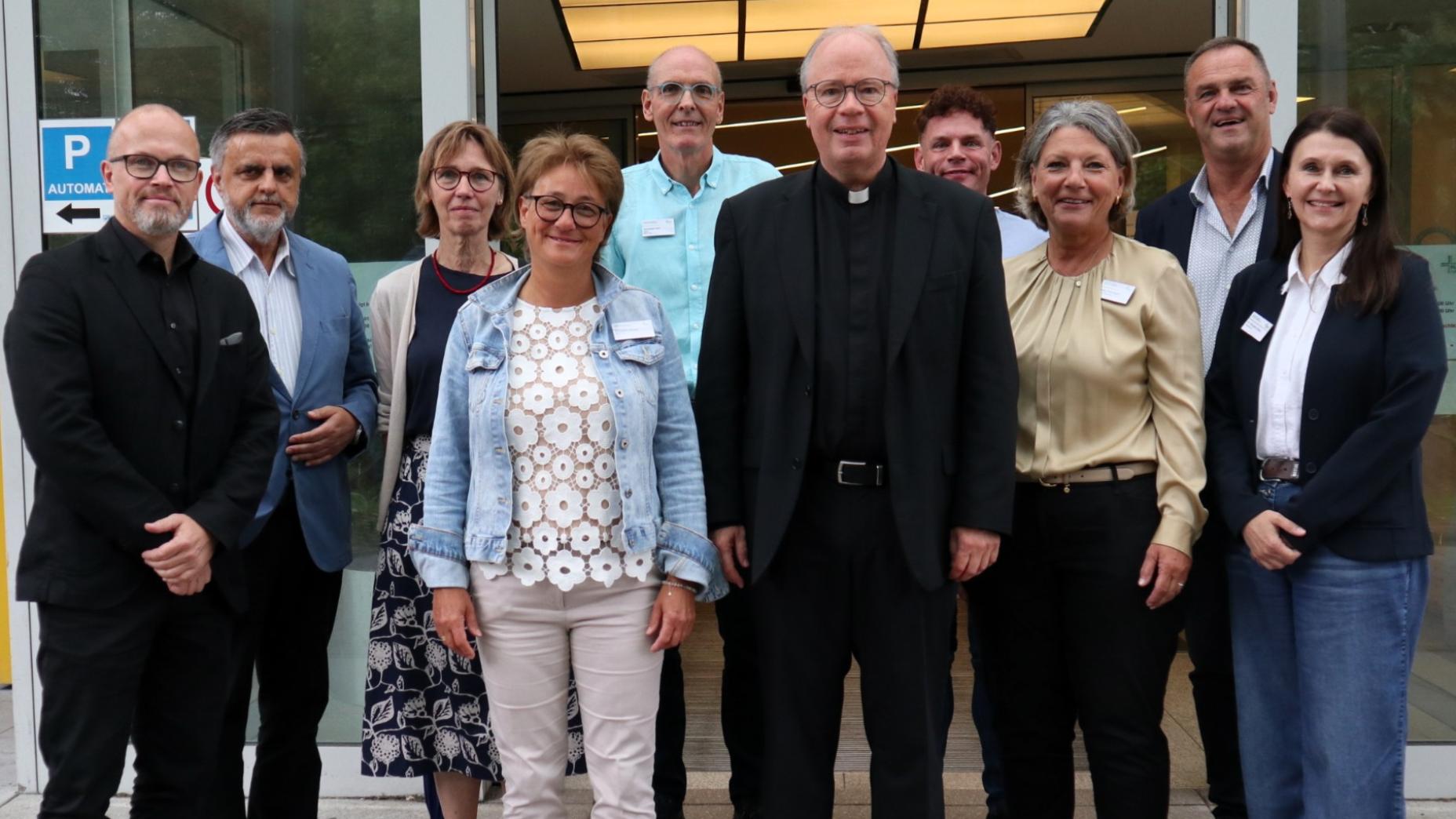 Bischof mit Mitarbeitenden der Klinikseelsorge und Direktorium des Marienhaus Klinikums Neuwied-Waldbreitbach.