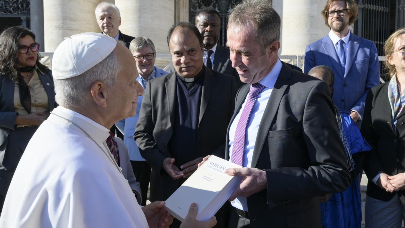 Professor Klaus Vellguth überreicht Papst Leo XIV. einen Band des Konzilskommentar