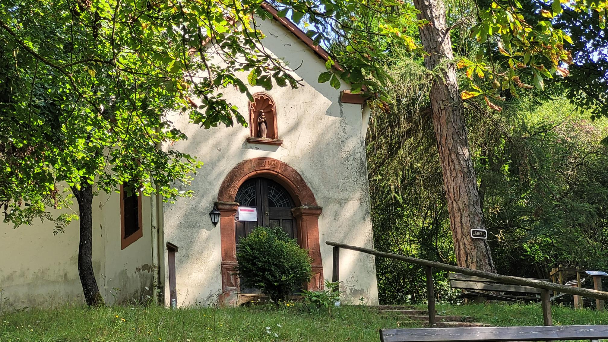 Das Foto zeigt die Kreuzkapelle in Trassem, eine der  geförderten Kapellen