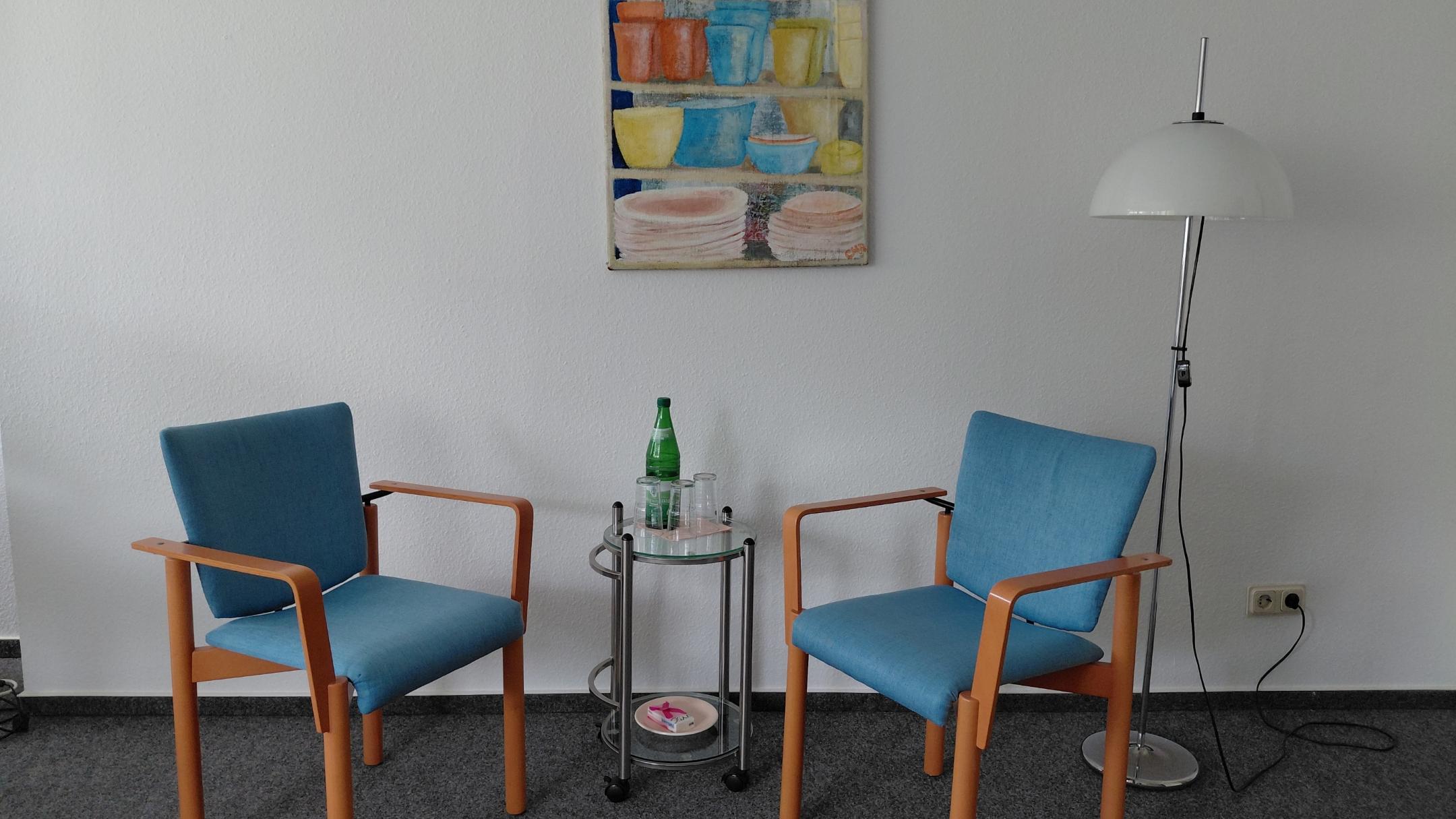 Ein Gesprächstermin kann sowohl persönlich als auch telefonisch oder per Video wahrgenommen werden. Für die Hilfesuchenden ist die Beratung kostenfrei.