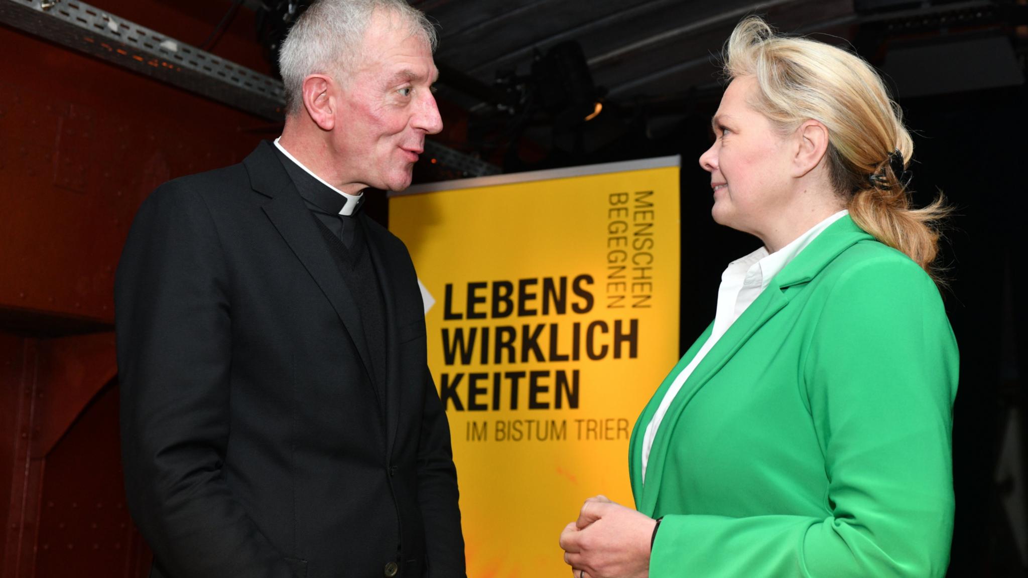 Vorsitzender des Caritasverbands für die Diözese Trier e.V. Domkapitular Benedikt Welter im Gespräch mit der saarländischen Landtagspräsidentin Heike Winzent, die bereits 2023 an „Lebenswirklichkeiten' teilnahm und in diesem Jahr wieder dabei ist.