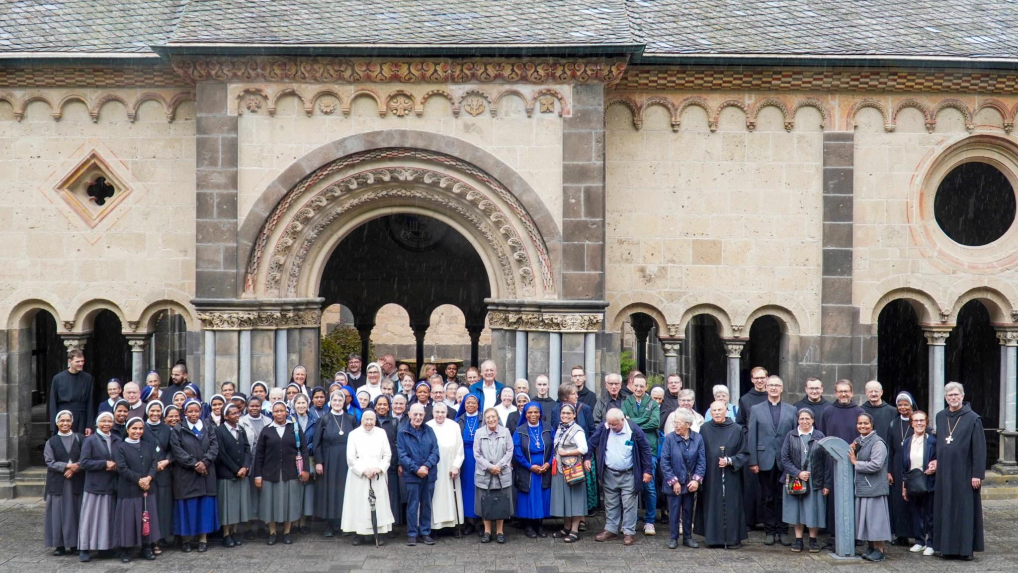 Gruppenfoto von Ordensfrauen und Ordensmännern vor dem  Kloster in Maria Laach