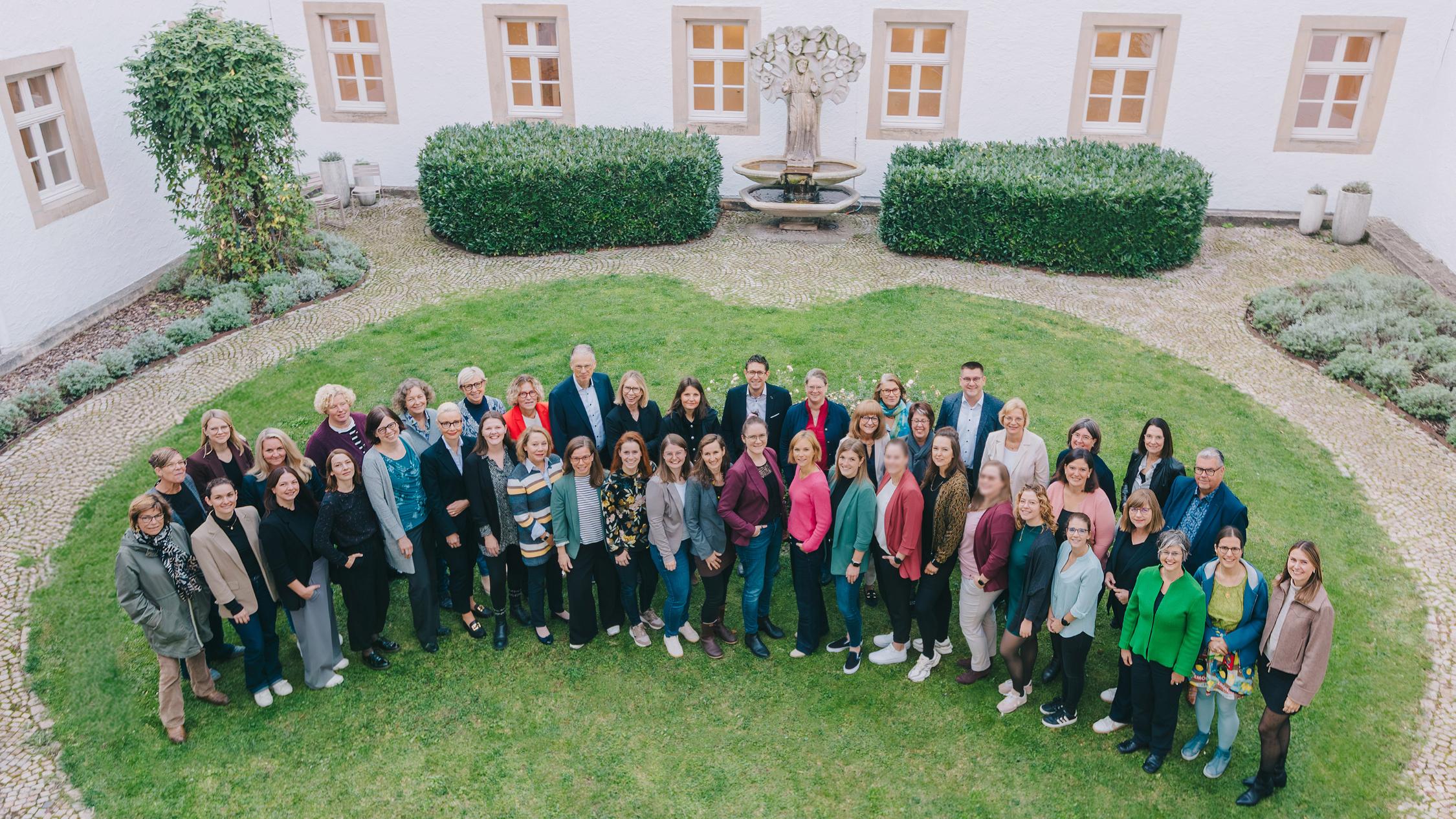 Mentees, Mentor*innen, Mitglieder der Programmsteuerungsgruppe und Verantwortliche des Hildegardis-Vereins beim Auftaktseminar in Paderborn