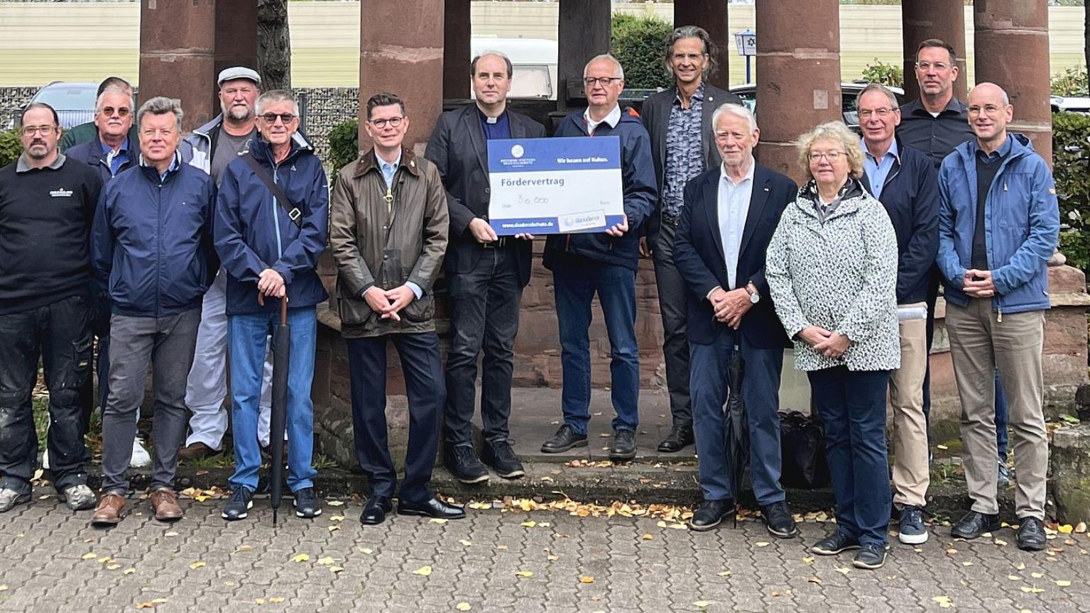 Professor Markus Otto von der  Deutschen Stiftung Denkmalschutz  überreicht Dekan Patrick Schmidt einen Spendenscheck über 30 000 Euro.