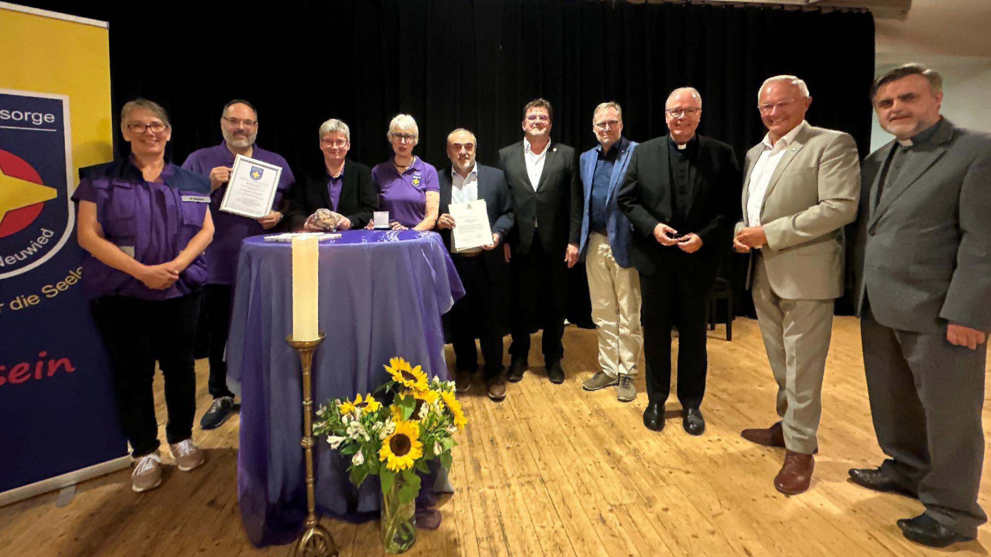 Mit Bischof Dr. Stephan Ackermann, Landrat Achim Hallerbach, Dekan Peter Dörrenbächer und weiteren Ehrengästen feierte die Notfallseelsorge im Landkreis Neuwied auf dem Deichwiesenhof Bonefeld ihr 25-jähriges Bestehen.