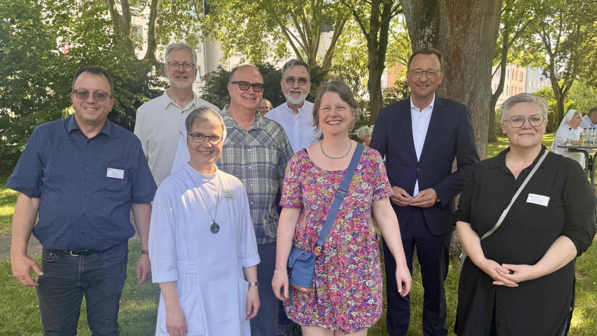 Die Begegnungsoase am Klinikum Marienhof ist durch die Zusammenarbeit des Katholischen Klinikums Koblenz Montabaur, der Schwestern vom Heiligen Geist, des Pastoralen Raums Koblenz, der Katholischen Familienbildungsstätte Koblenz und dem Solidaritätsnetzes des Bistums Trier realisiert worden.