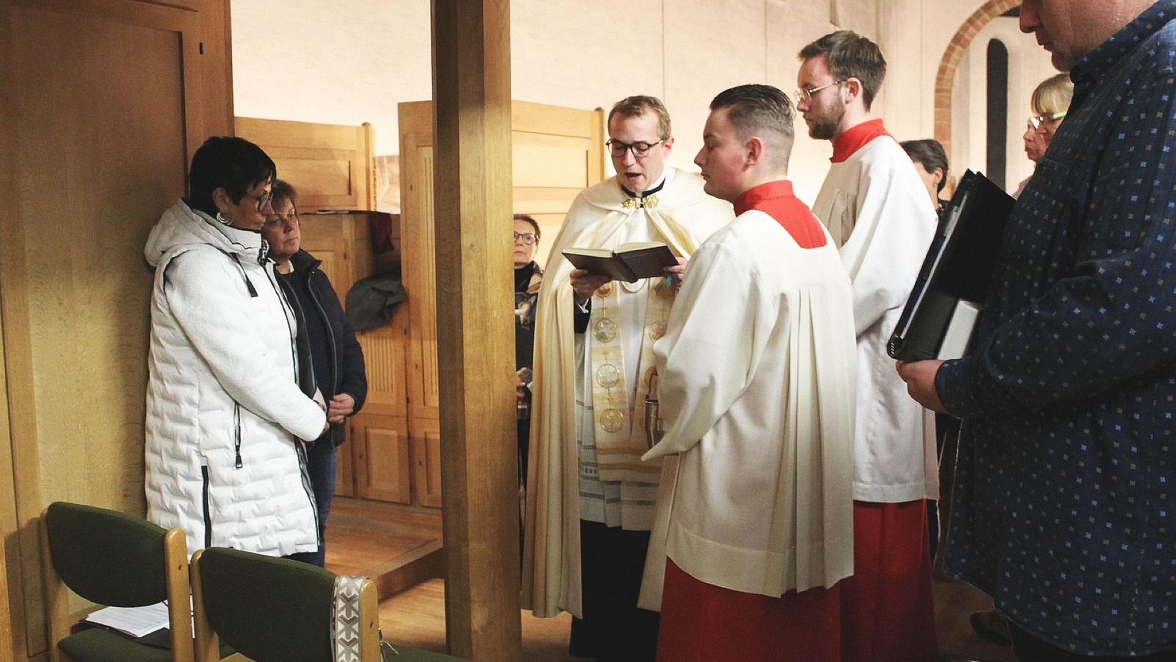 Ortspfarrer Christian Kossmann mit Messdienern und Besuchern der Andacht beim Segnen des Orgelregisters.