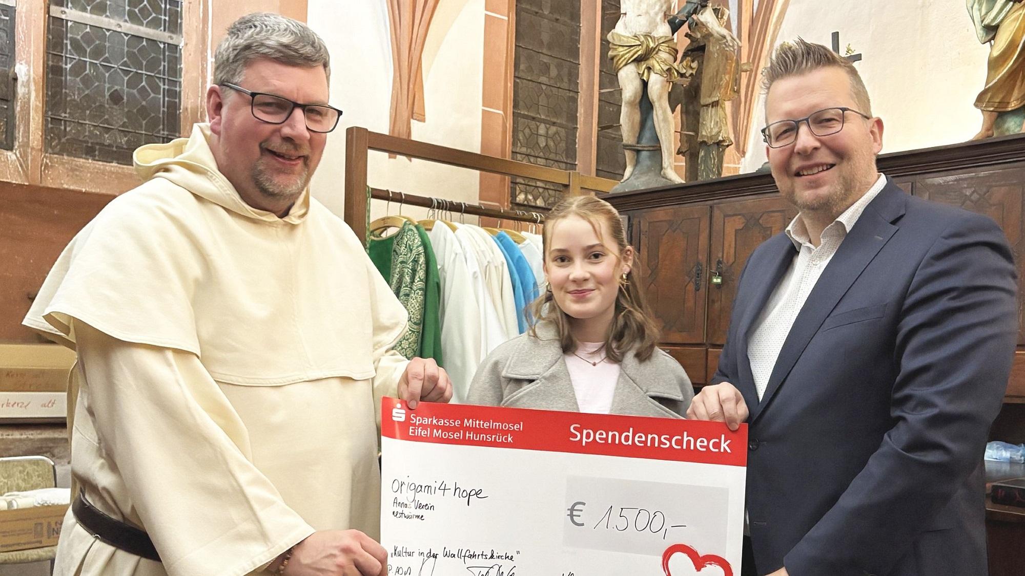 Freuen sich gemeinsam über das Geld für den guten Zweck: (von links) Pater Albert Seul OP, Lara Hahn und Tobias Marenberg.