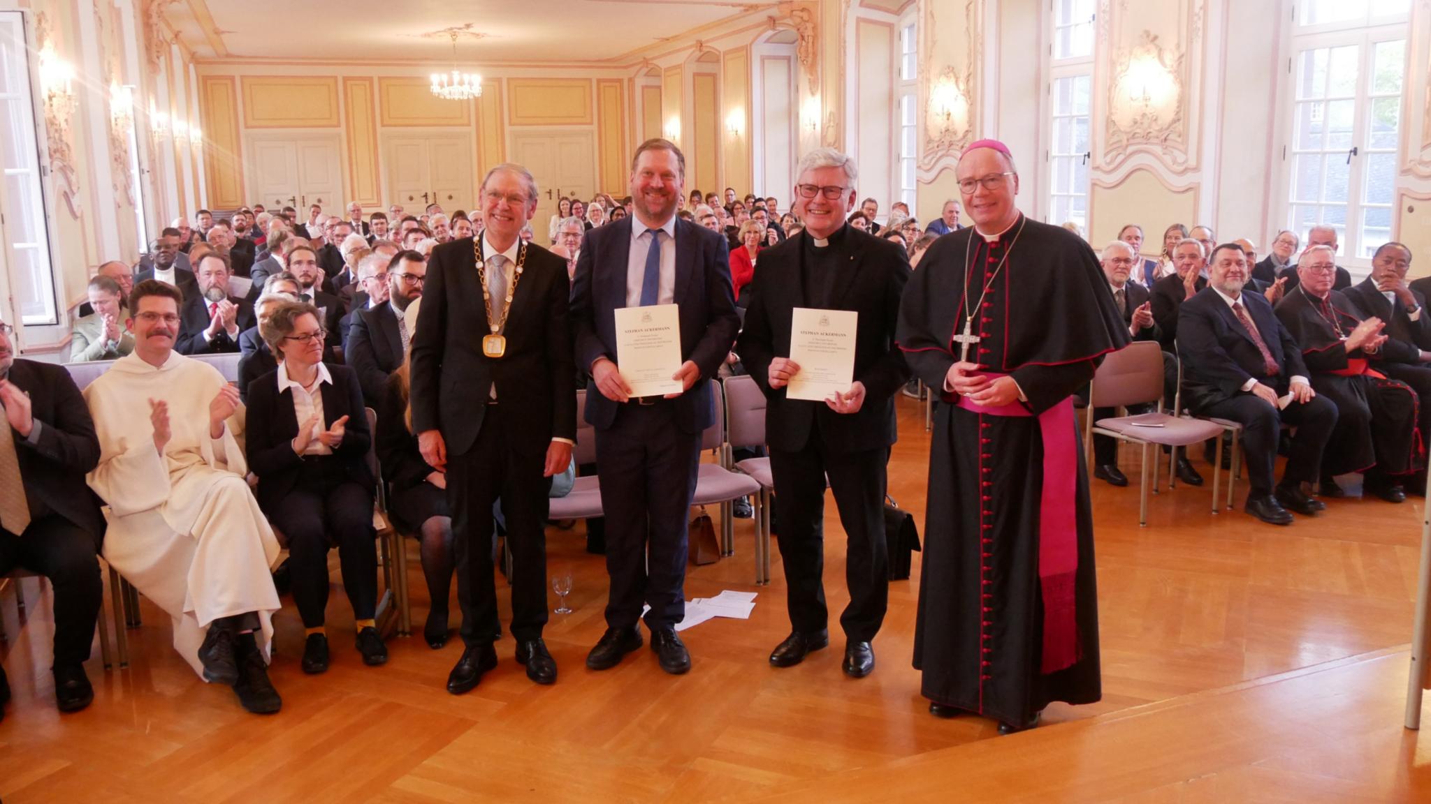 Die beiden Professoren zusammen mit Bischof Ackermann