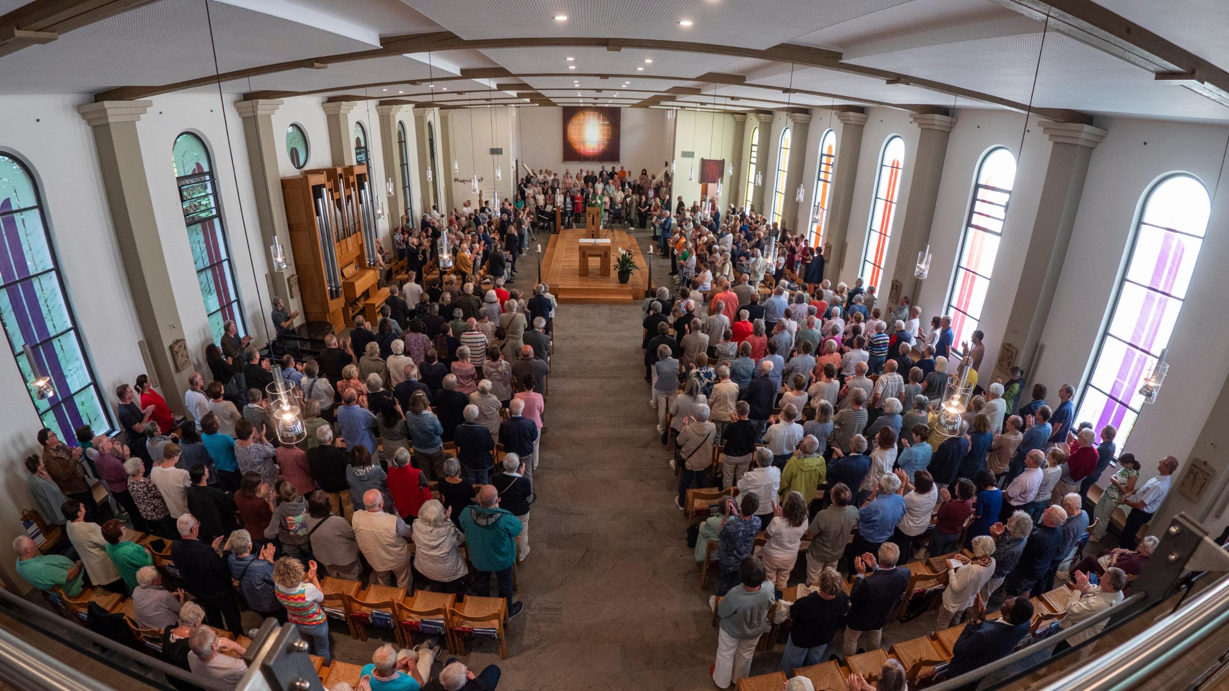 Blick von der Empore in die gut gefüllte Pallottikirche.