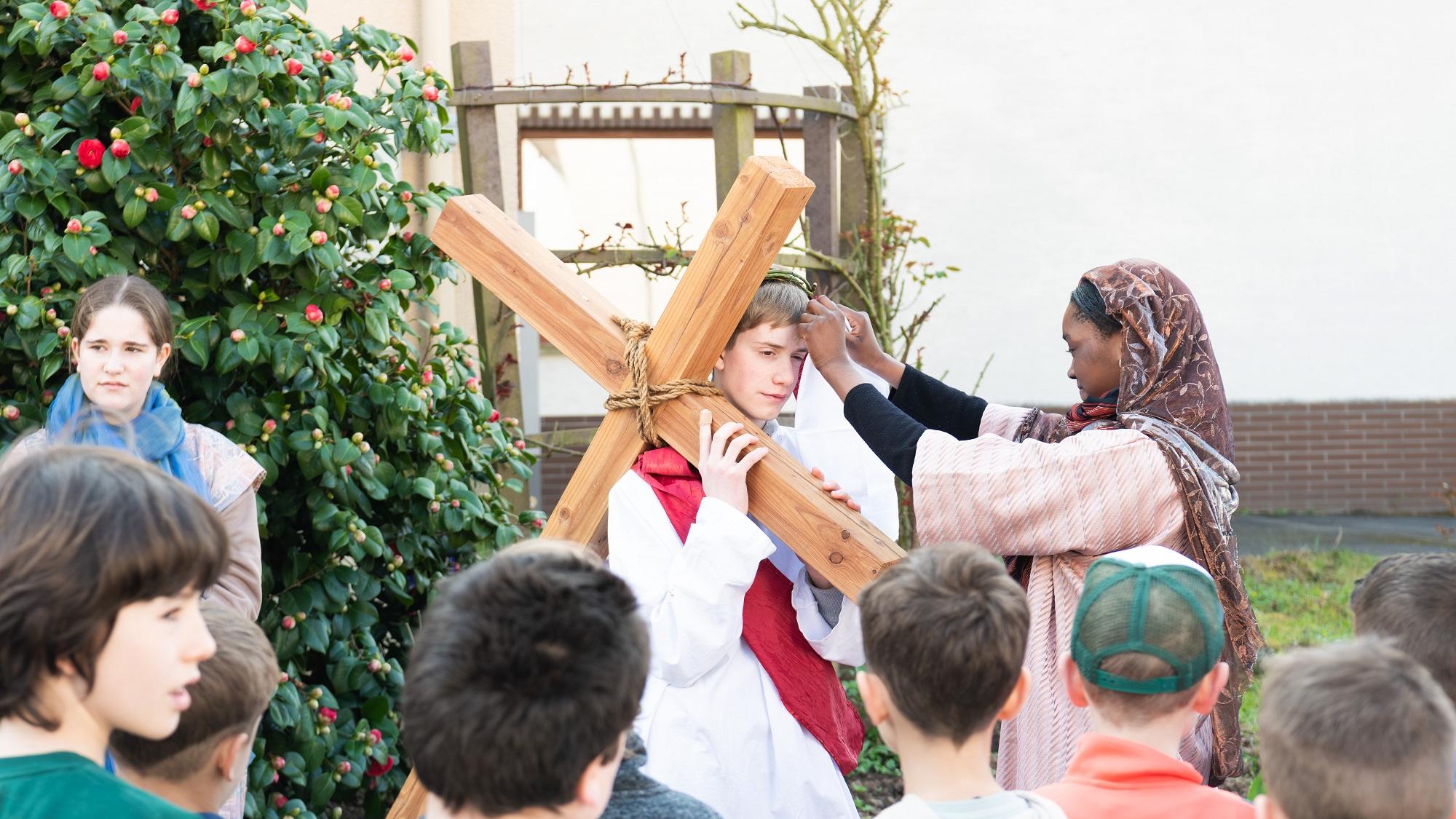 Szene aus dem Passionsspiel: Jesus trägt das Kreuz.