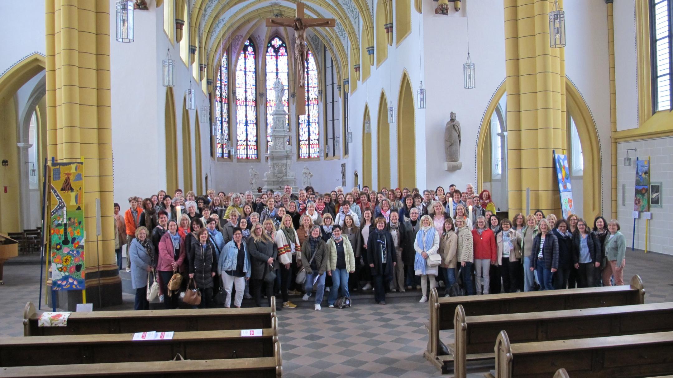 Gruppenfoto der Pfarrsekretärinnen und -sekretäre