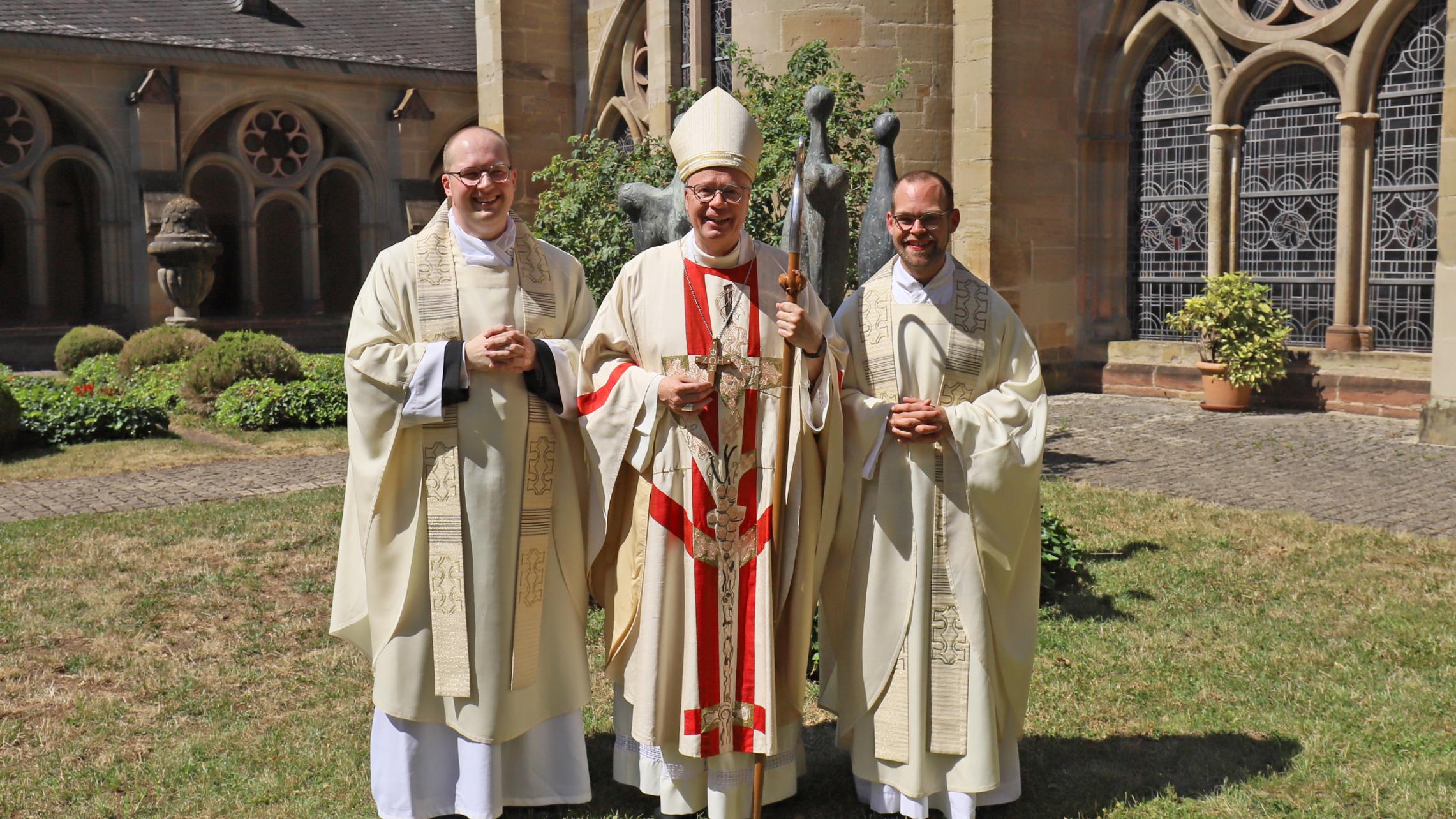 Die beiden Neupriester Heiko Reiner Gaub (links) und Mathias Kremer (rechts) zusammen mit Bischof Dr. Stephan Ackermann
