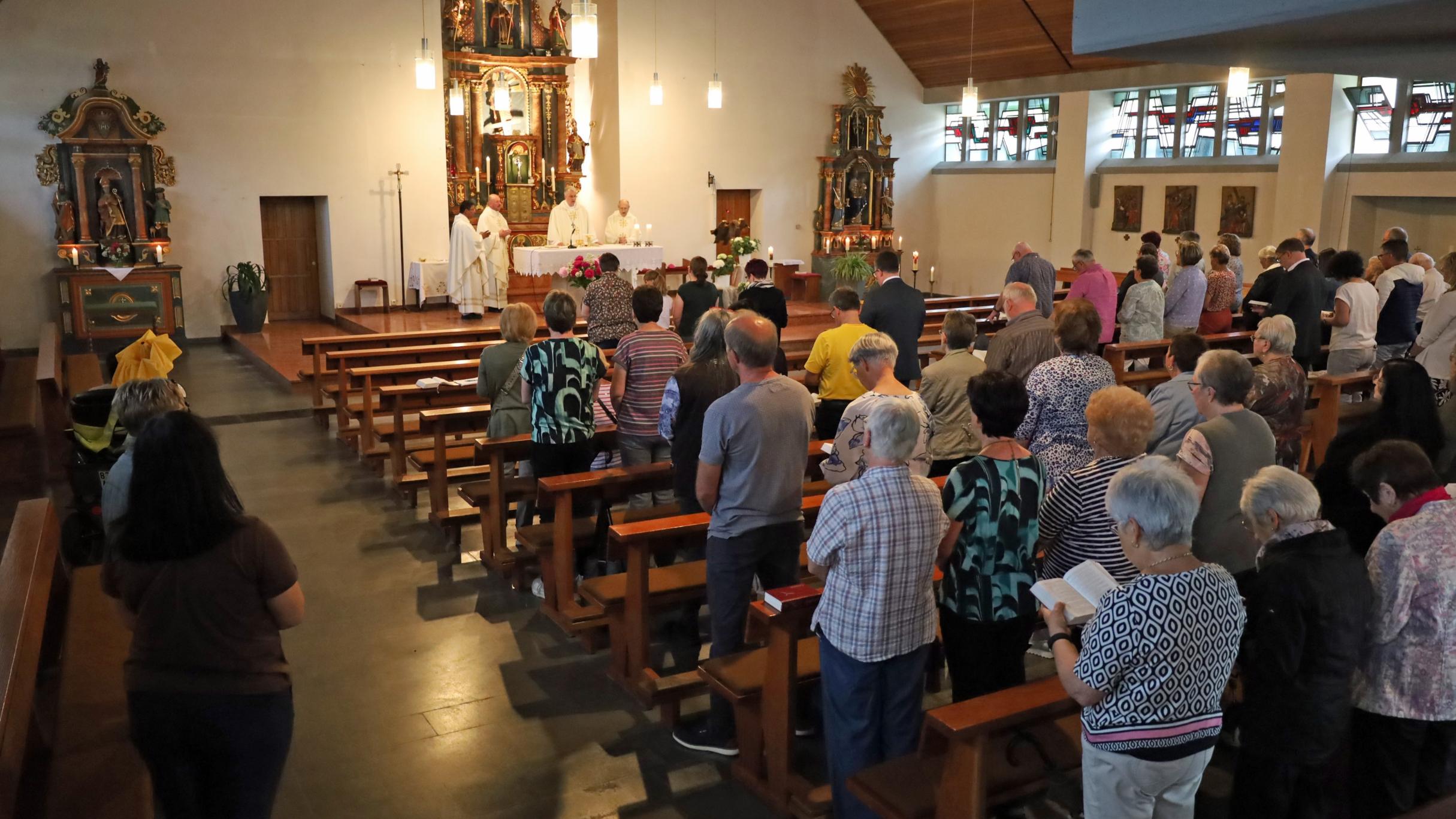 Zahlreiche Gläubige feiern den letzten Gottesdienst in der Pfarrkirche in Utscheid