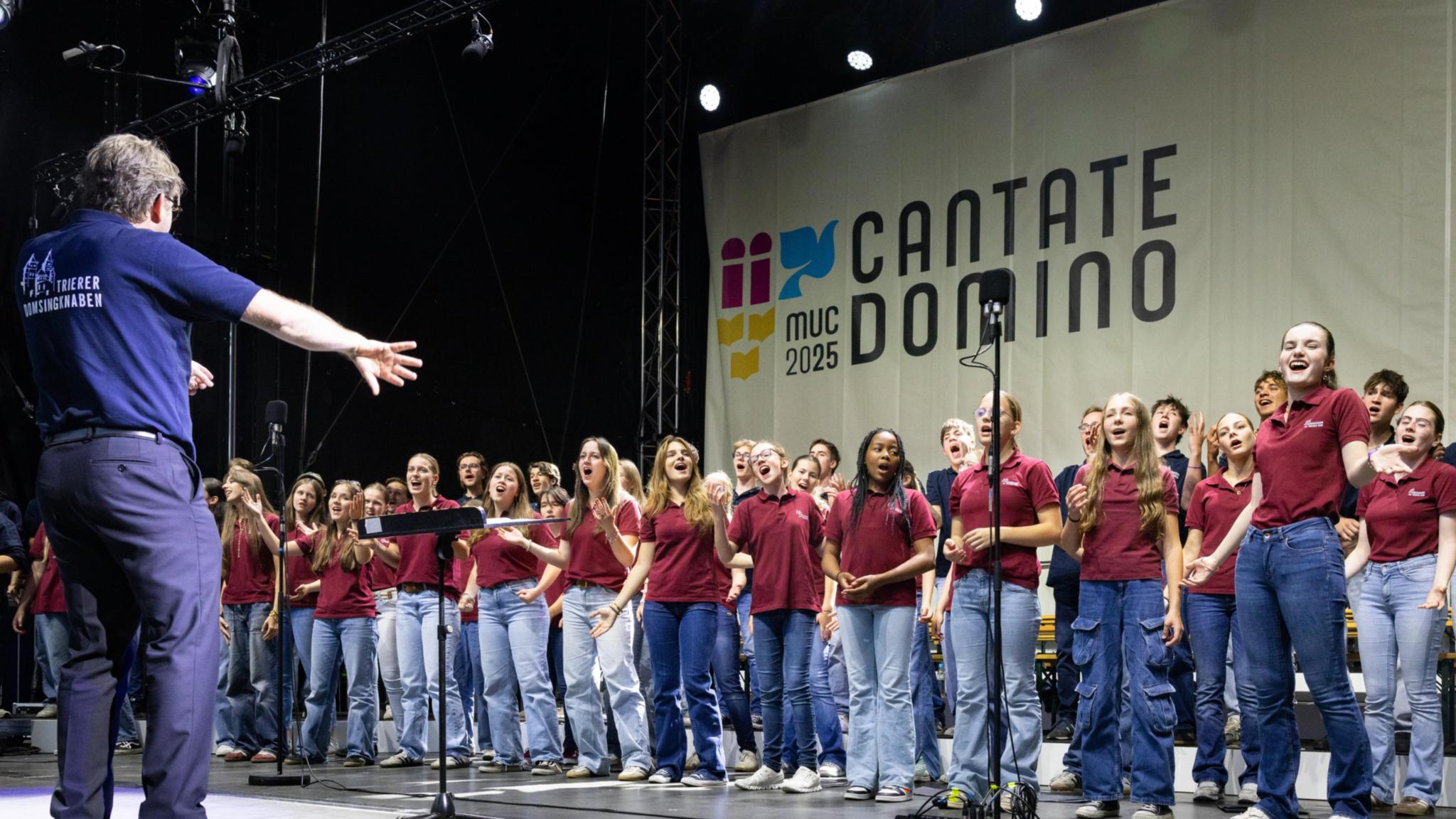Trierer Domkapellmeister Thomas Kiefer und Chor