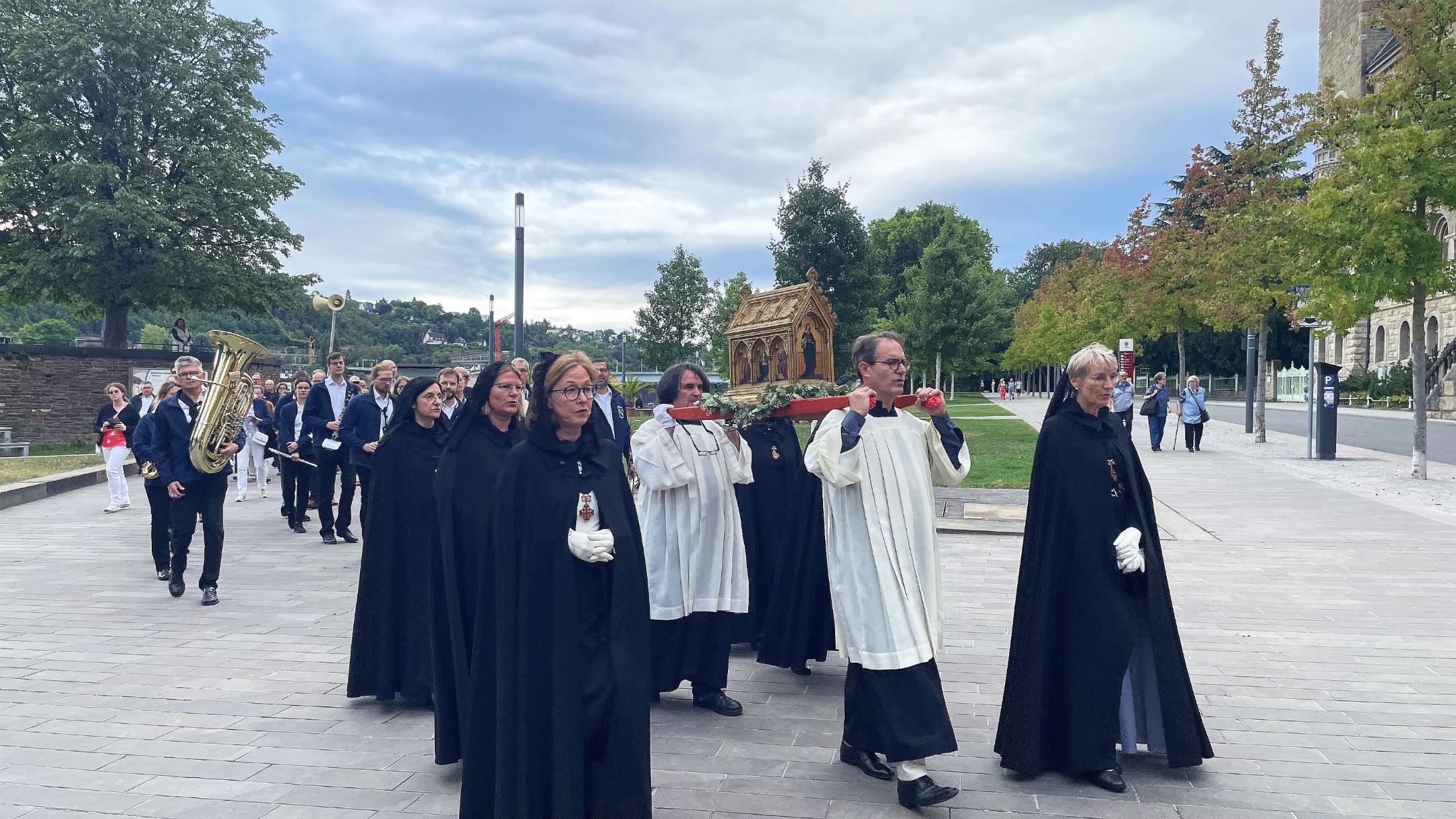 In einer feierlichen Prozession wurde der Rizza-Schrein vom Rhein zur Basilika St. Kastor getragen.
