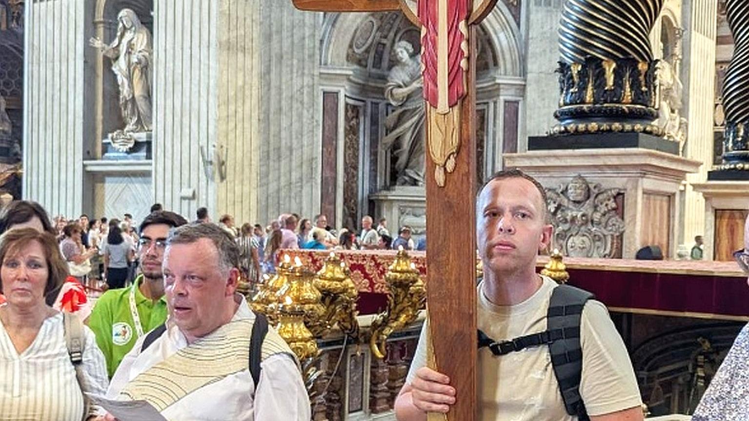 Angehörige der Gruppe mit dem Pilgerkreuz im Petersdom.
