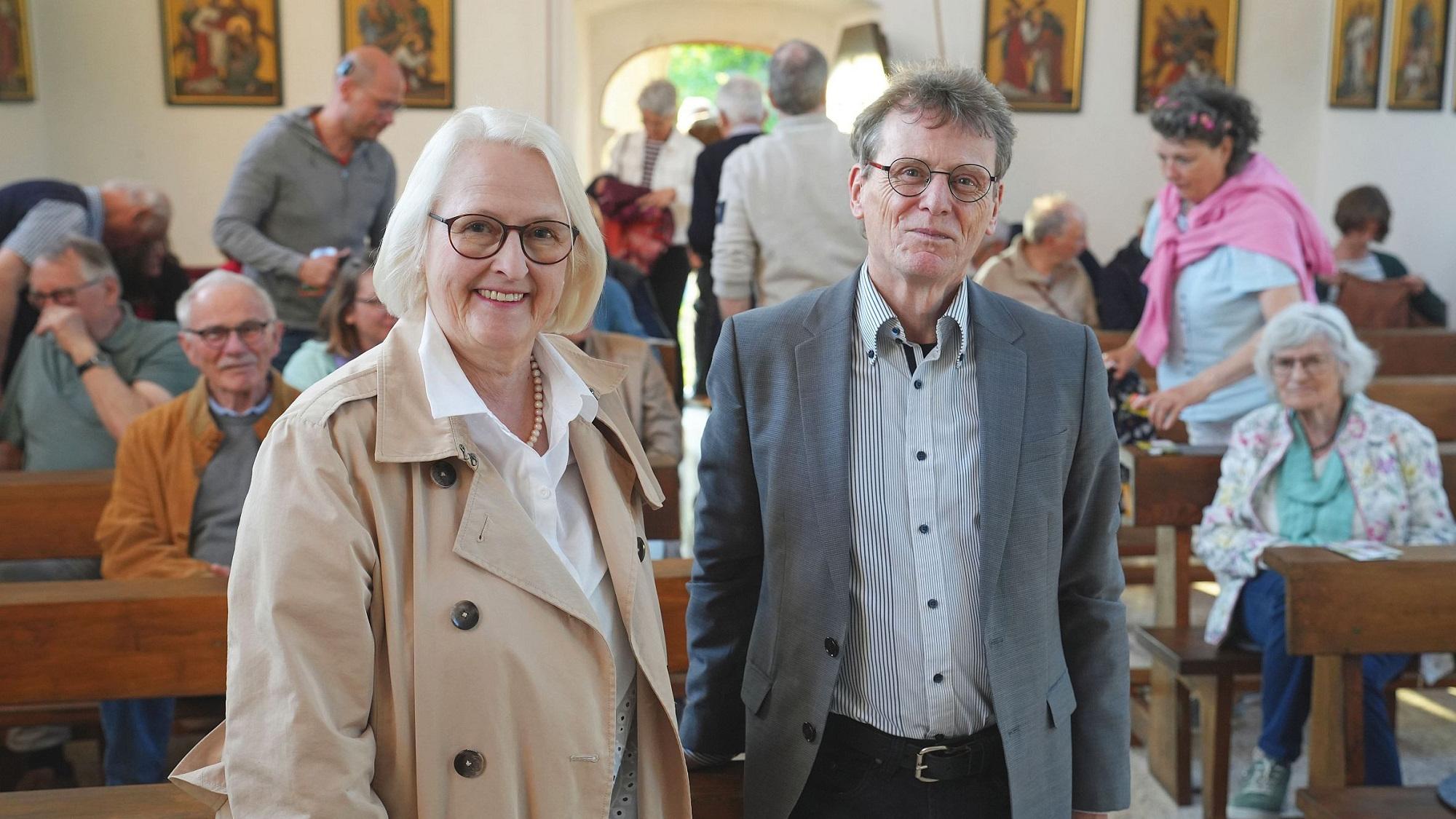 Referent  Prof. Dr. Bernhard Schneider und  Organisatorin  Katharina Zey-Wortmann mit Gästen in der  Kulturkapelle  St. Nikolaus in Mehring-Lörsch.