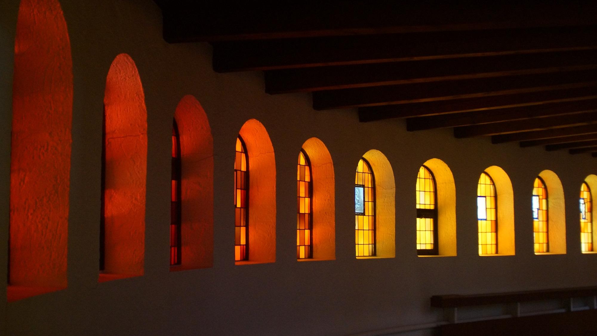 Die Fenster im Chorumgang zeigen einen besonderen Farbverlauf. Die Farbe der Fenster geht von links nach rechts von rot nach gelb über.