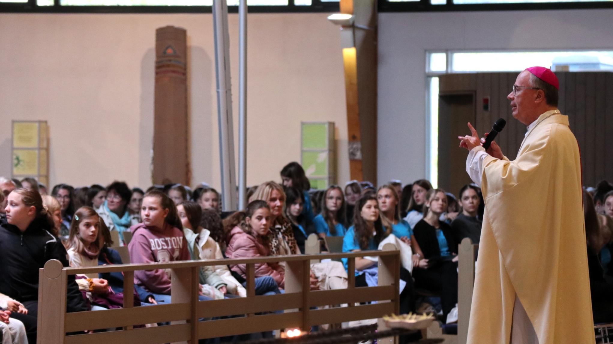 Bischof Ackermann ermutigt die Schülerinnen der Schönstätter Marienschule in Vallendar, auf ihre innere Stimme zu hören