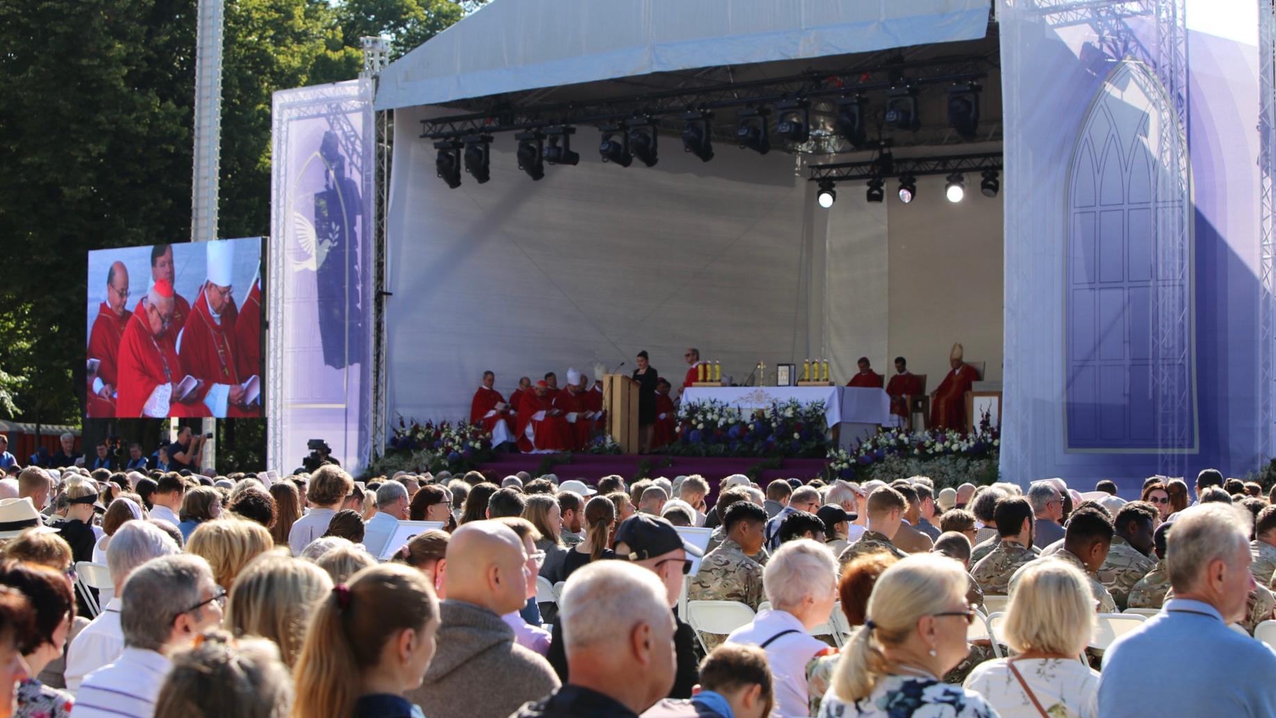 Zahlreiche Menschen kamen zum Seligsprechungsgottesdienst