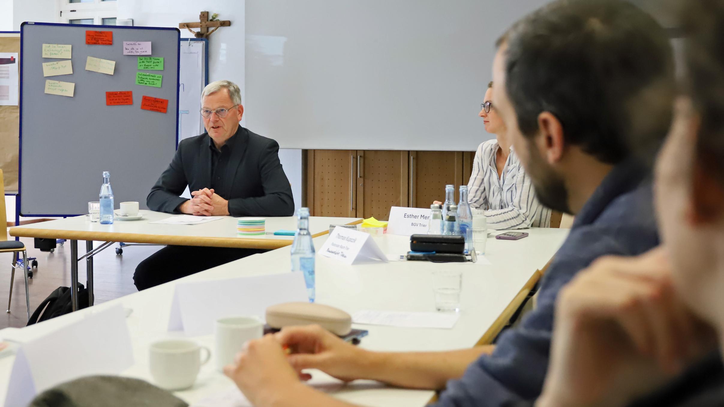 Beim Auftakt betonte Generalvikar Ulrich von Plettenberg, wie wichtig gerade aktuell ein Zeichen gegen Hetze und Spaltung sei.