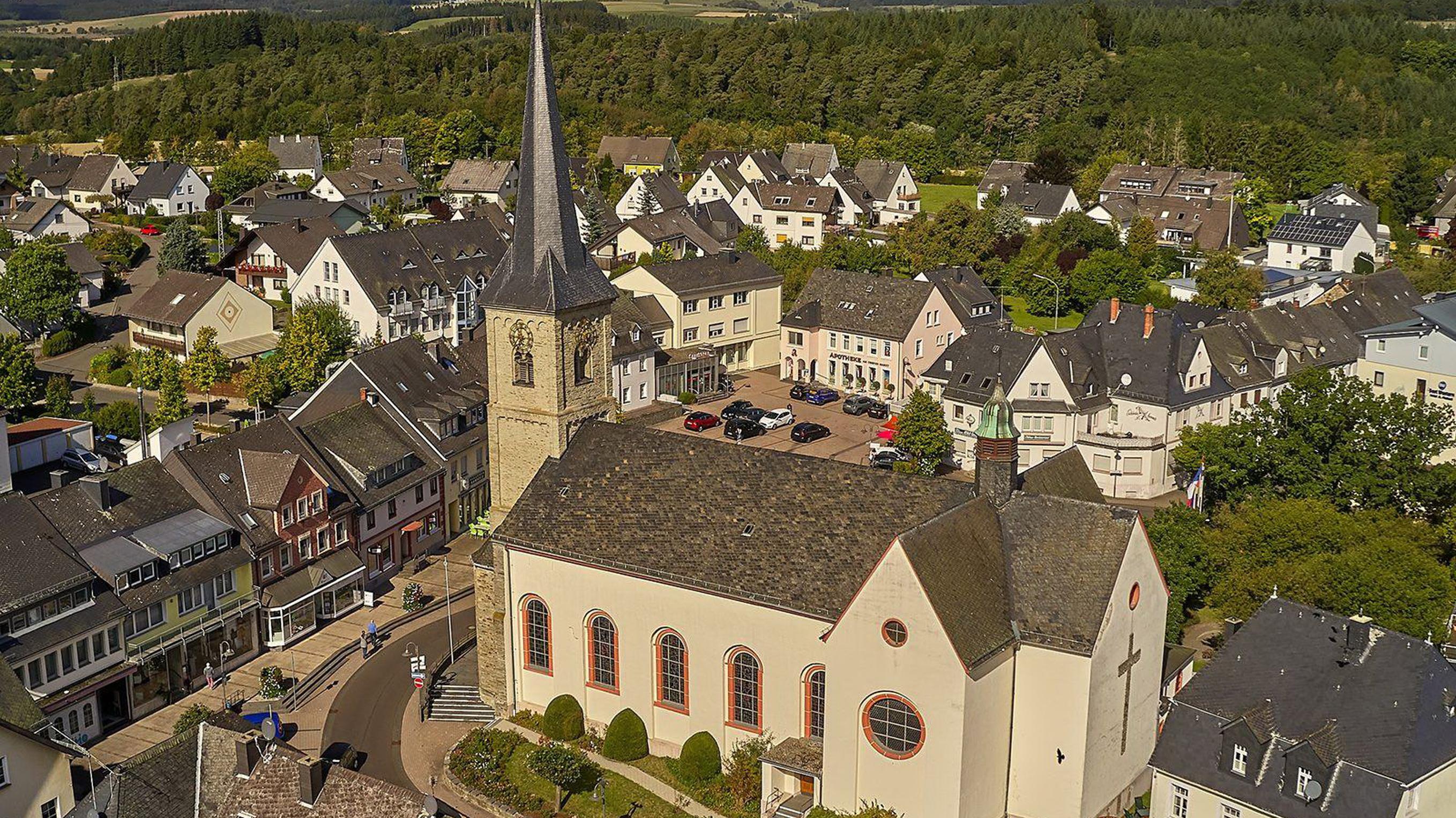 Die Kirche St. Anna in Morbach von oben