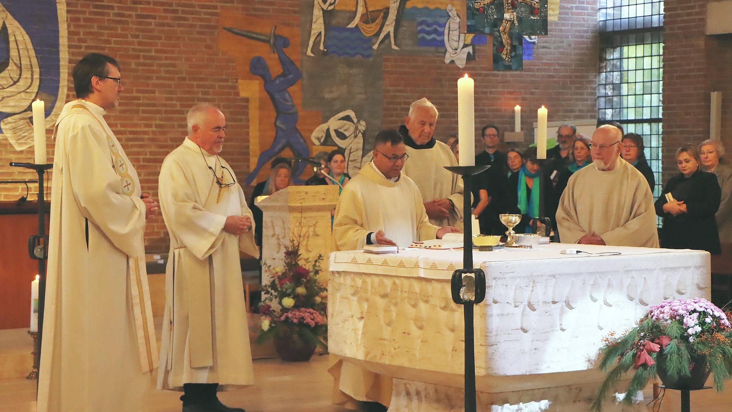 Provinzialrat Pater Fidelis Regi Waton SVD aus Sankt Augustin (Bildmitte am Altar) leitete in der Kirche St. Paul den festlichen Jubiläumsgottesdienst am Weltmissionssonntag.