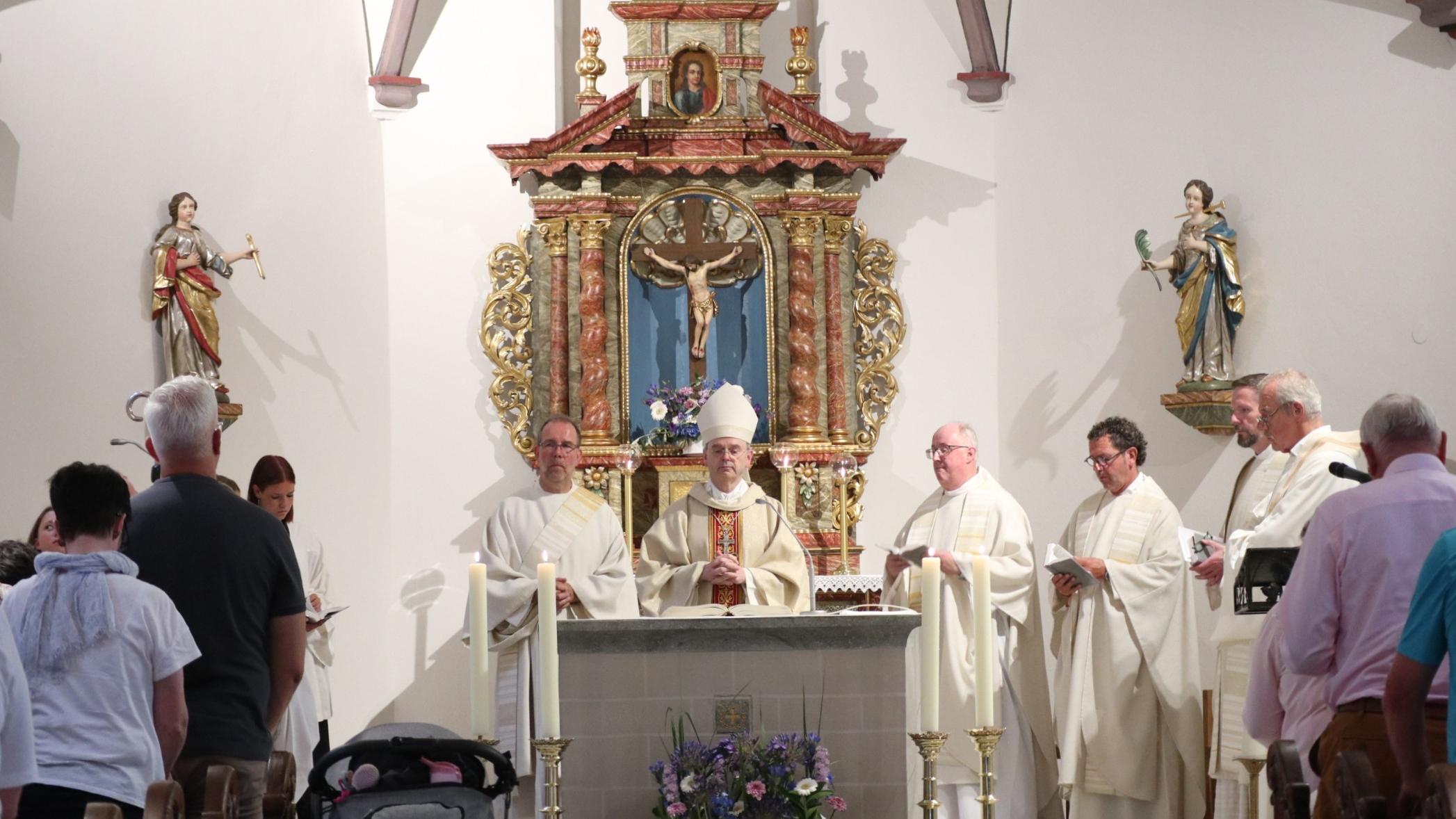Am Altar steht Weihbischof Brahm und weitere Zelebranten