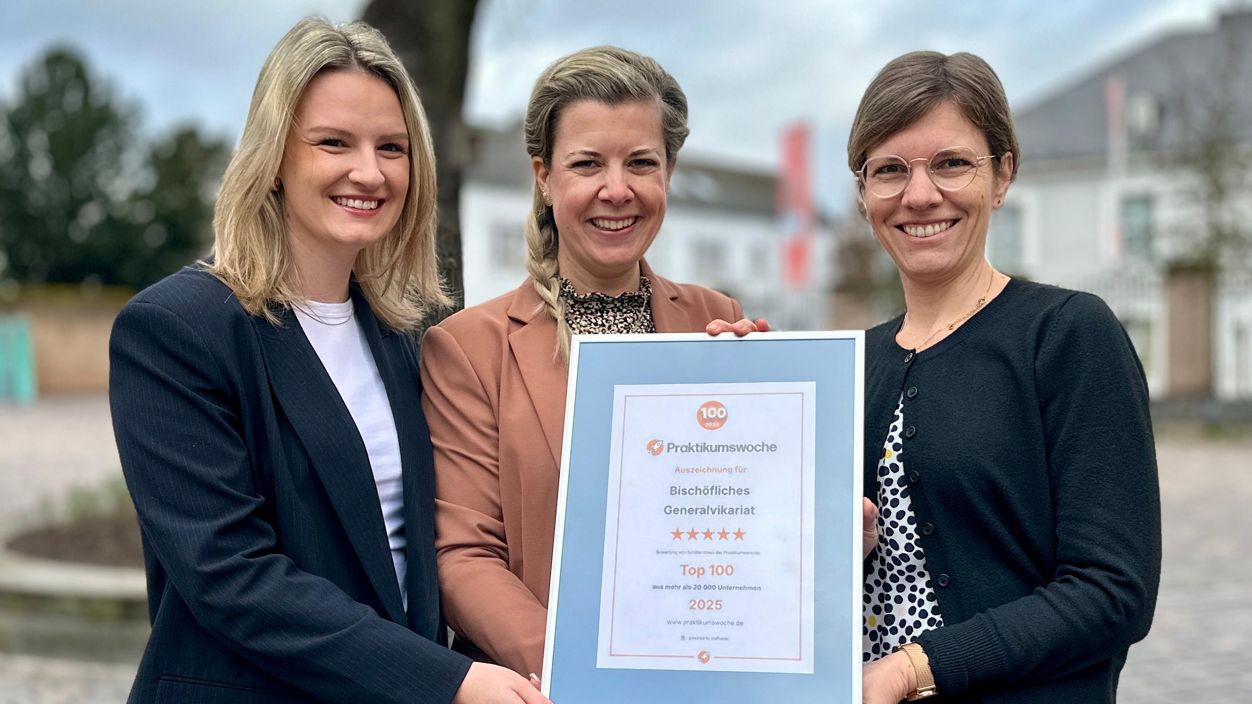 Auf dem Foto zu sehen die folgenden Personen: Svenja Buzziol (Mitte) von der IHK Trier überreicht die Auszeichnung an Lina Brendel (li.) und Frauke Backes