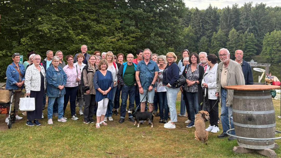 45 Frauen und Männer kamen zur Trauerwanderung an den Jägersburger Weiher.