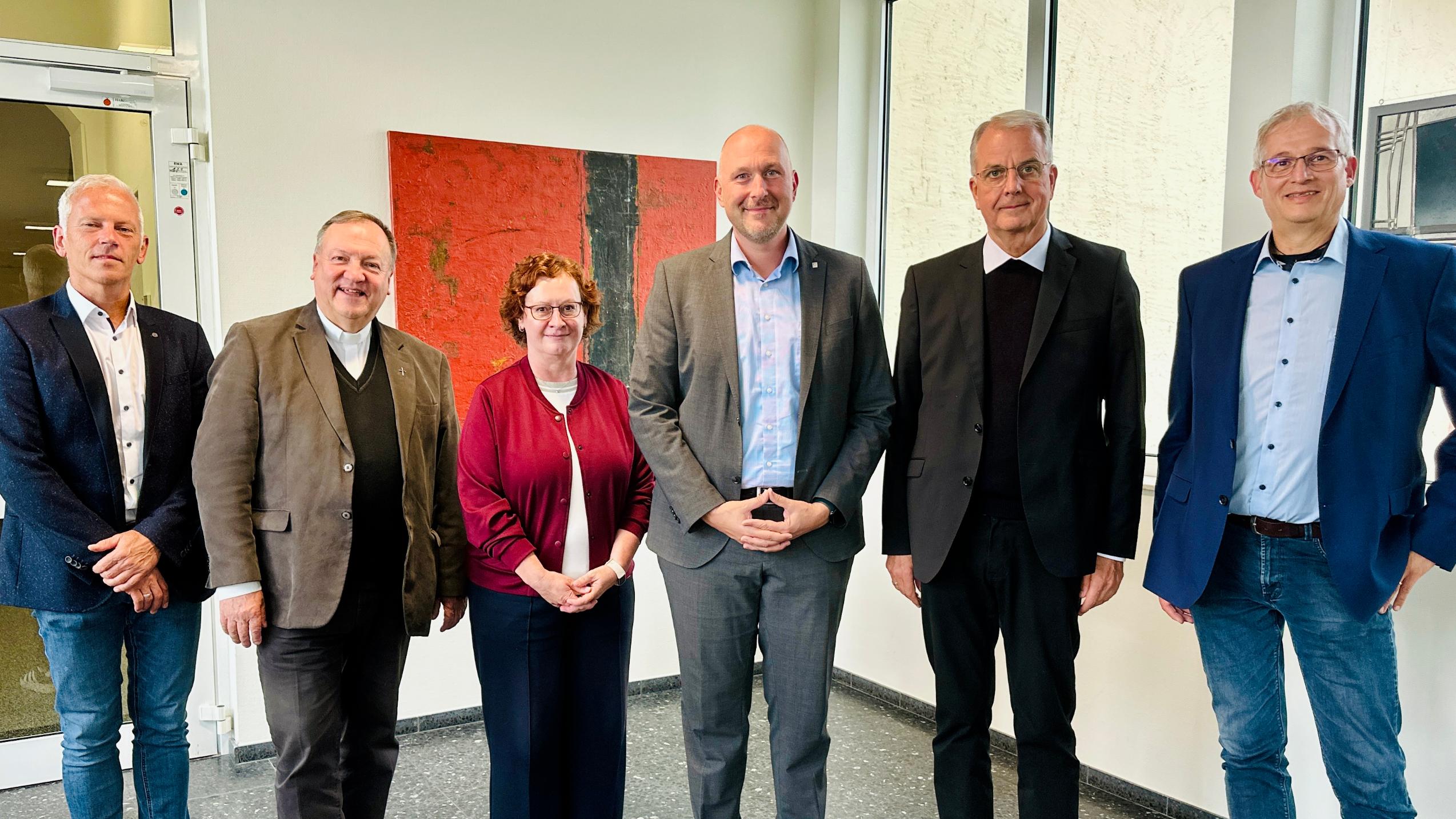 V.l.n.r.: Wolfgang Neumann, Dekan Msgr. Michael Becker, Katja Neff, Landrat Andreas Kruppert, Weihbischof Jörg Michael Peters und Dyrck Meyer