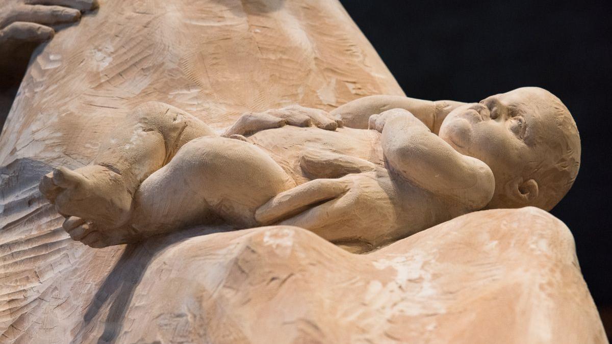 Menschenkind und Gottes Kind: Jesus (Ausschnitt aus der Krippe im Trierer Dom)