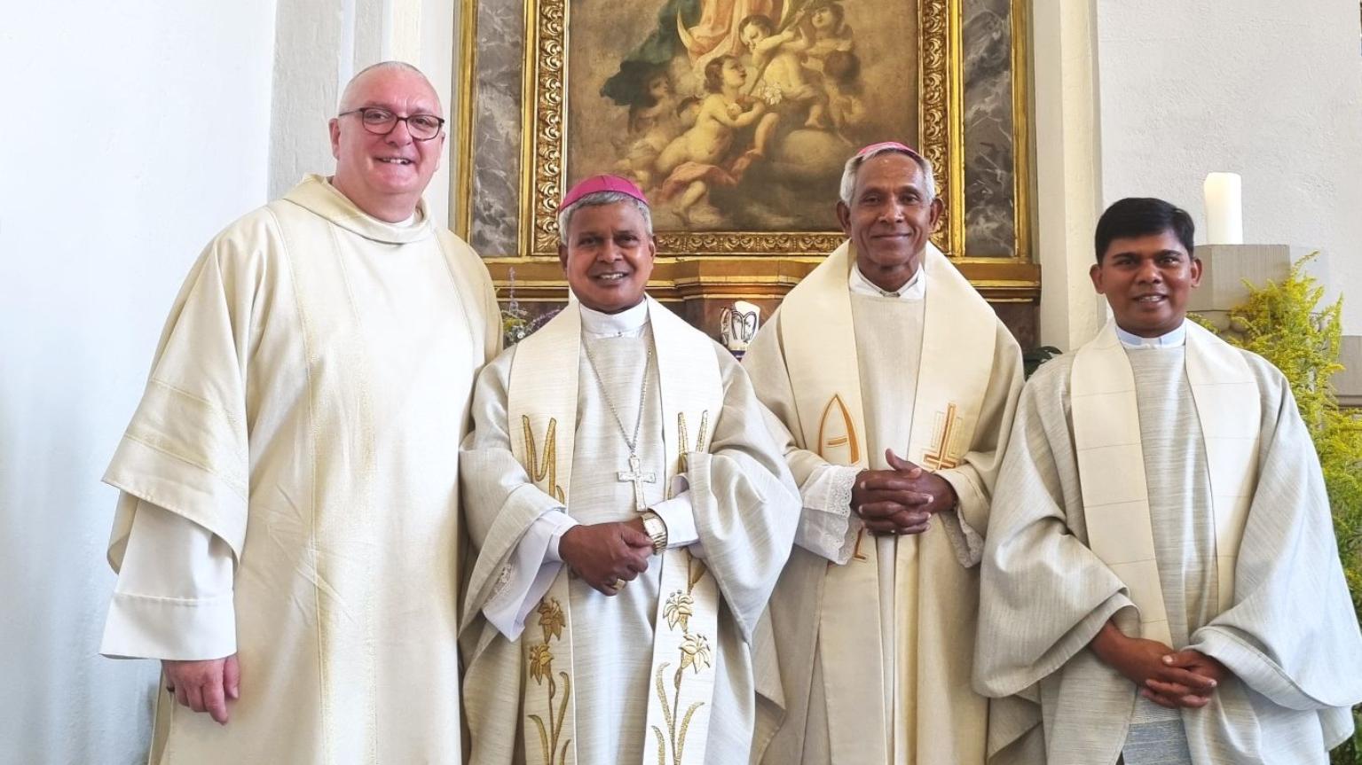 Upendra Digal (rechts) in Völklingen mit Diakon Patrick Winter, Erzbischof John Barwa und Bischof Thelesphore Bilung (von links).