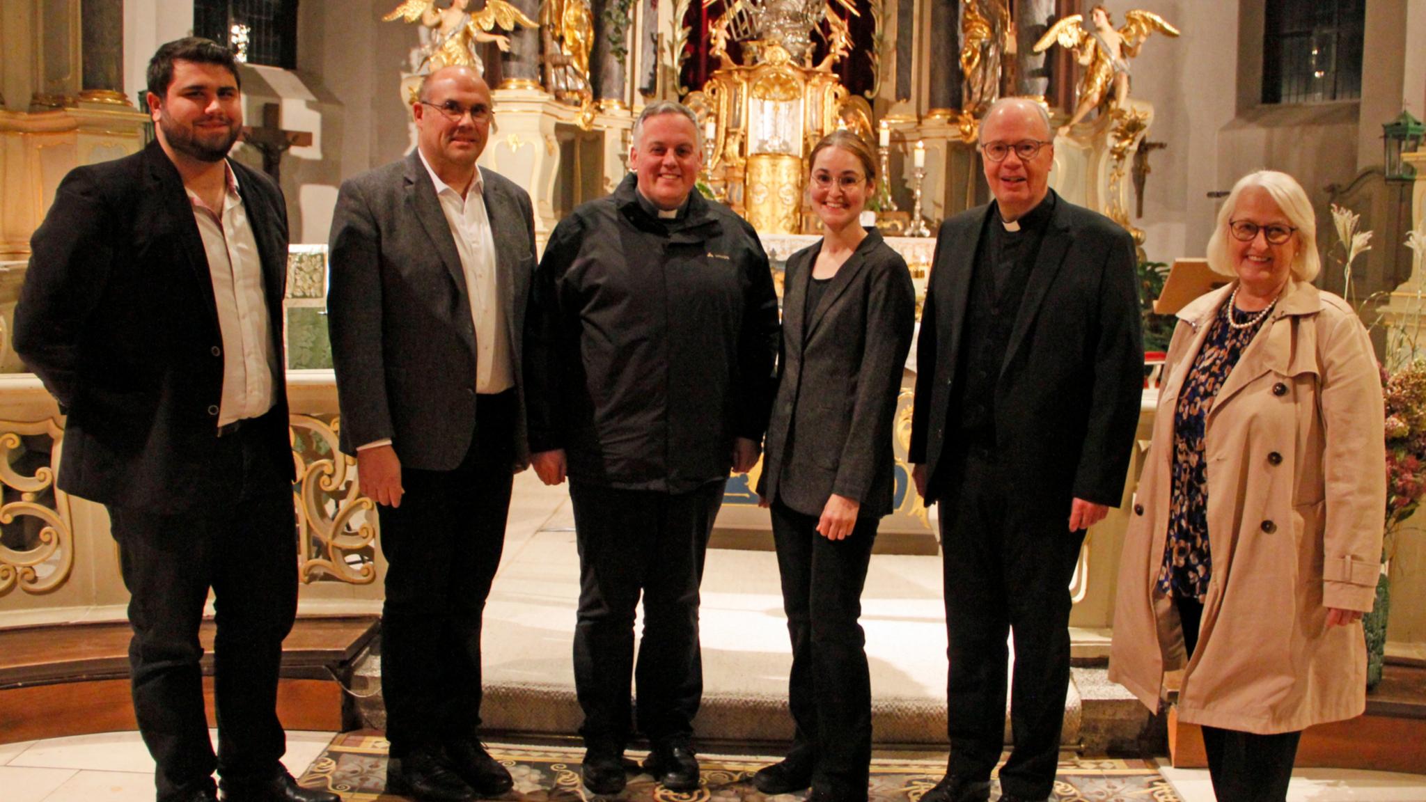 Die Vorbereitungsgruppe zusammen mit Bischof Stephan Ackermann (2.v.r.)