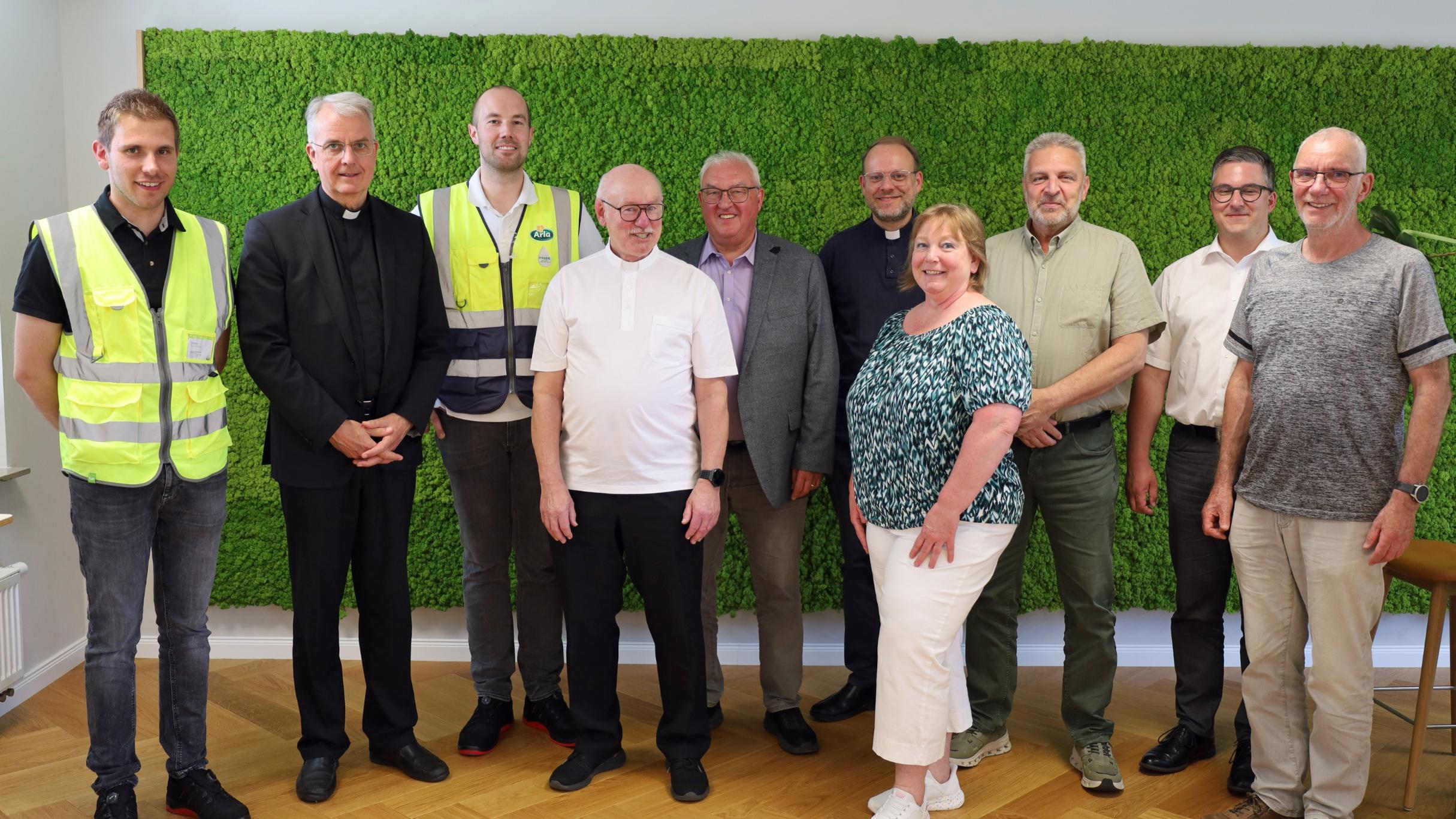 Eine Gruppe Mitarbeitende des Pastoralen Raums Prüm rund um Weihbischof Peters mit David Fußmann (link) und Andreas Schreiber (3.v.l.)