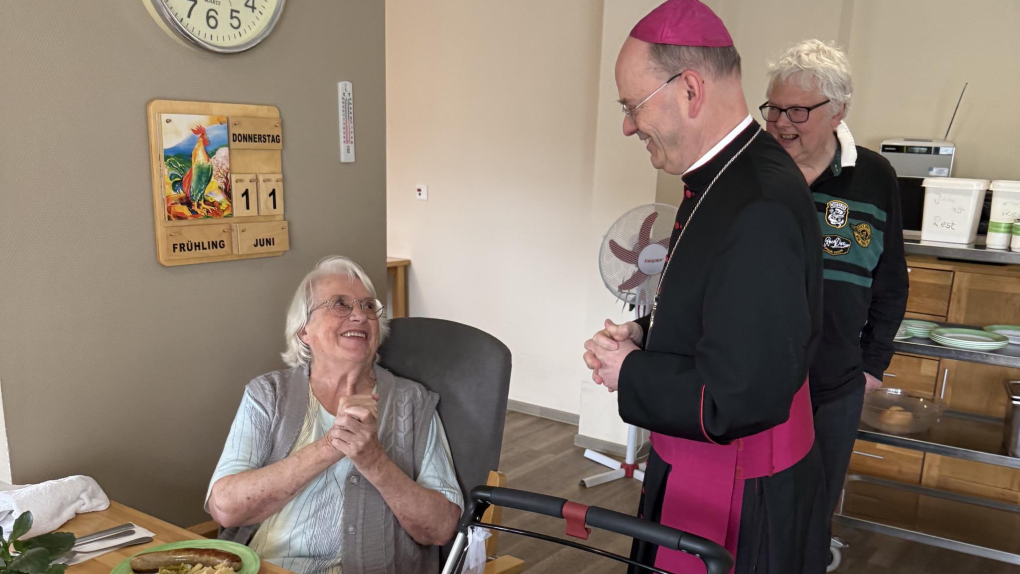 Bei seinem Besuch im Pflegezentrum kam Weihbischof Brahm mit Bewohnerinnen und Bewohnern ins Gespräch.