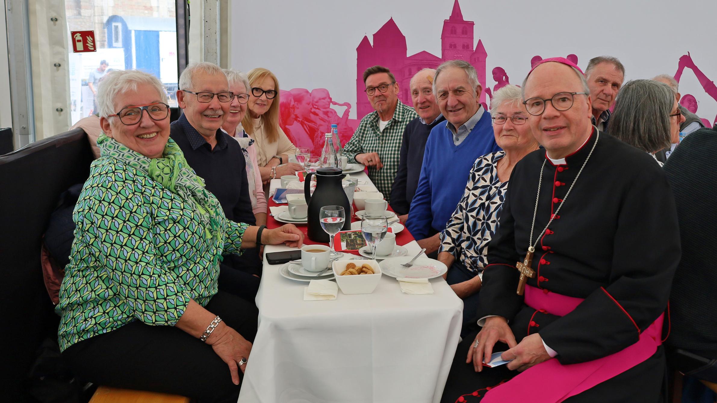 Das Ehepaar Thieltges aus Trier (links) mit Bischof Ackermann und weiteren Paaren am Tisch