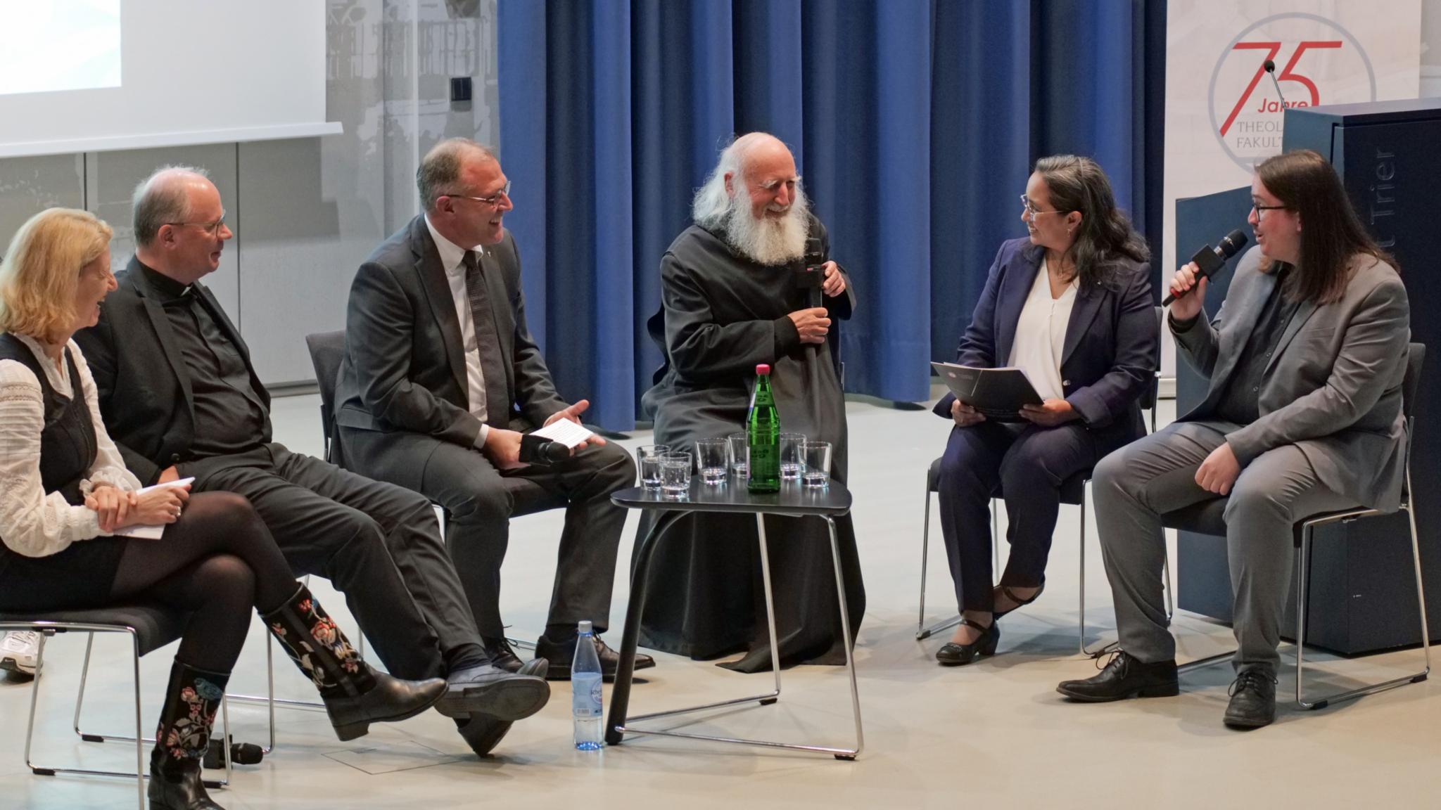 V.l.n.r.: Eva Martha Eckkrammer, Stephan Ackermann, Hans-Georg Gradl, Anselm Grün, Bernadeth Carmen Caero Bustillos und Nils Thomas.