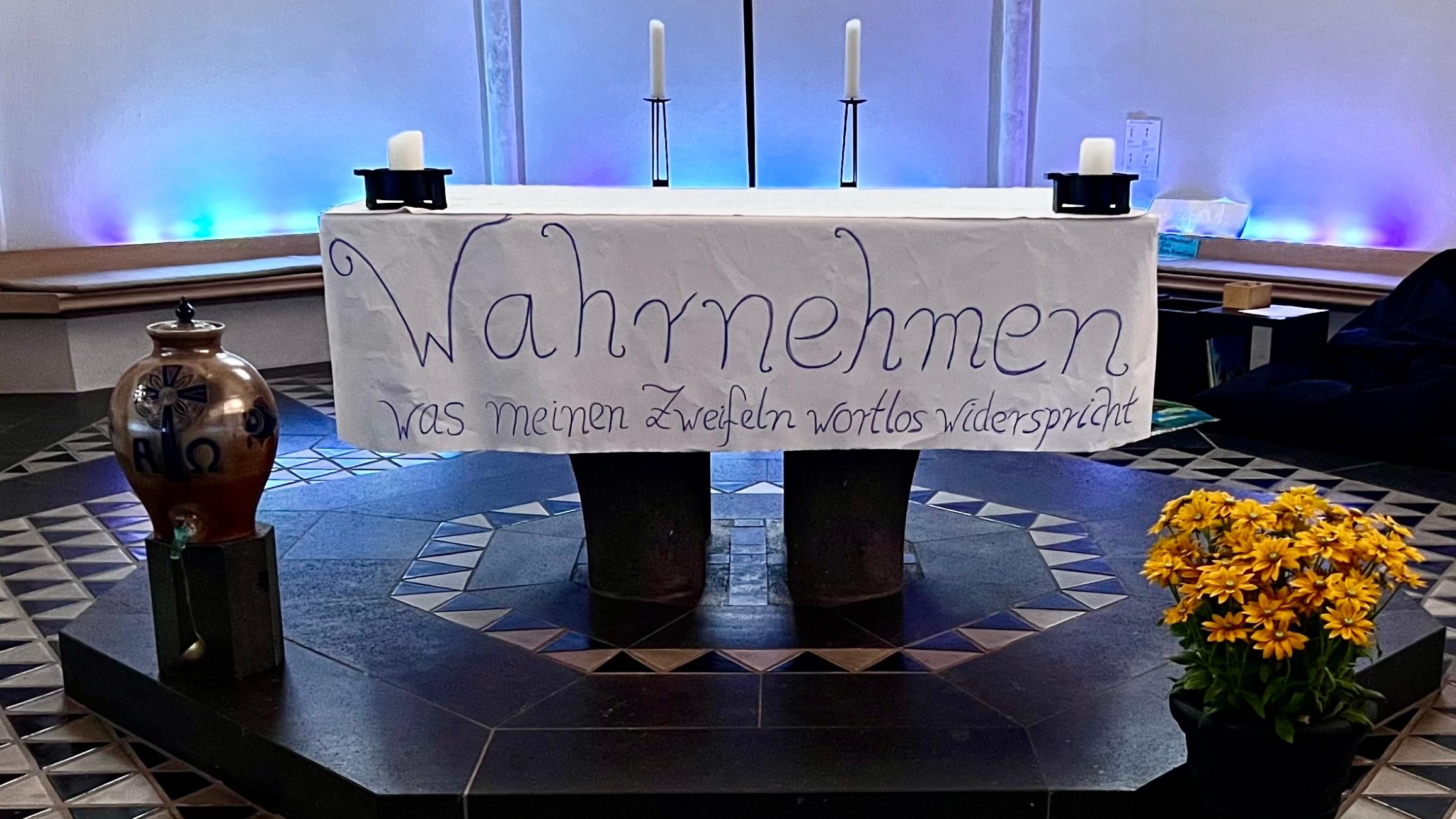 Verschiedene Stationen in der Kirche bieten die Möglichkeit zum bewussten Wahrnehmen.