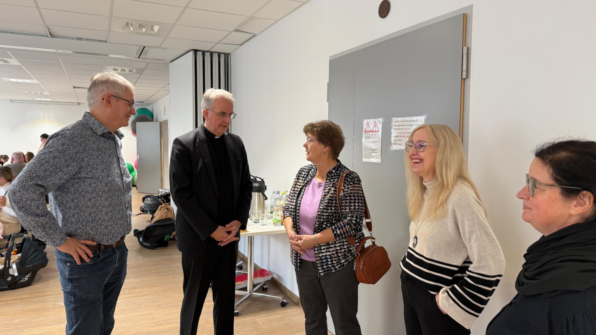 Weihbischof Peters (2vl.) im Gespräch mit Mitarbeitenden der Familienbildungsstätte Bitburg