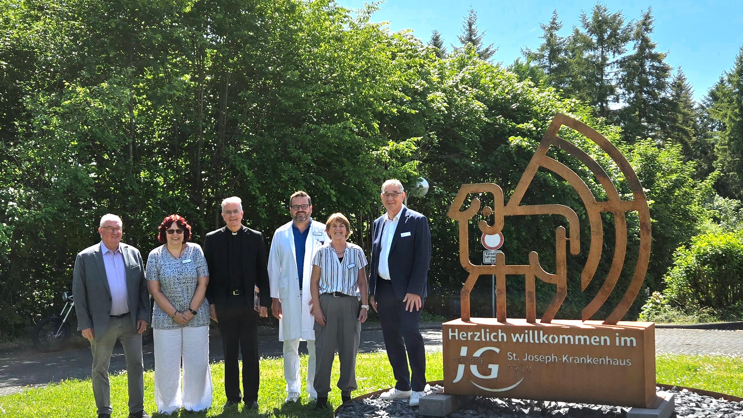 Besuch im Krankenhaus Prüm: (v.l.n.r.) Johannes Eiswirth, Monique Heinzen (MAV), Weihbischof Peters, Dr. Christian Elsen (ärztlicher Direktor), Rita Gast (Pflegedirektorin), Michael Wilke (Geschäftsführer)
