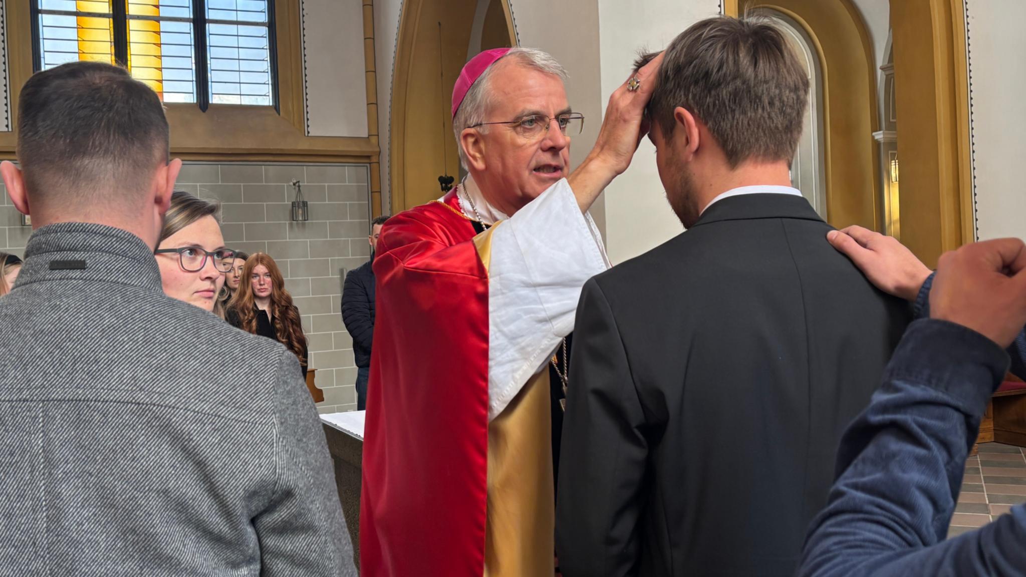 Weihbischof Peters spendet das Sakrament der Firmung