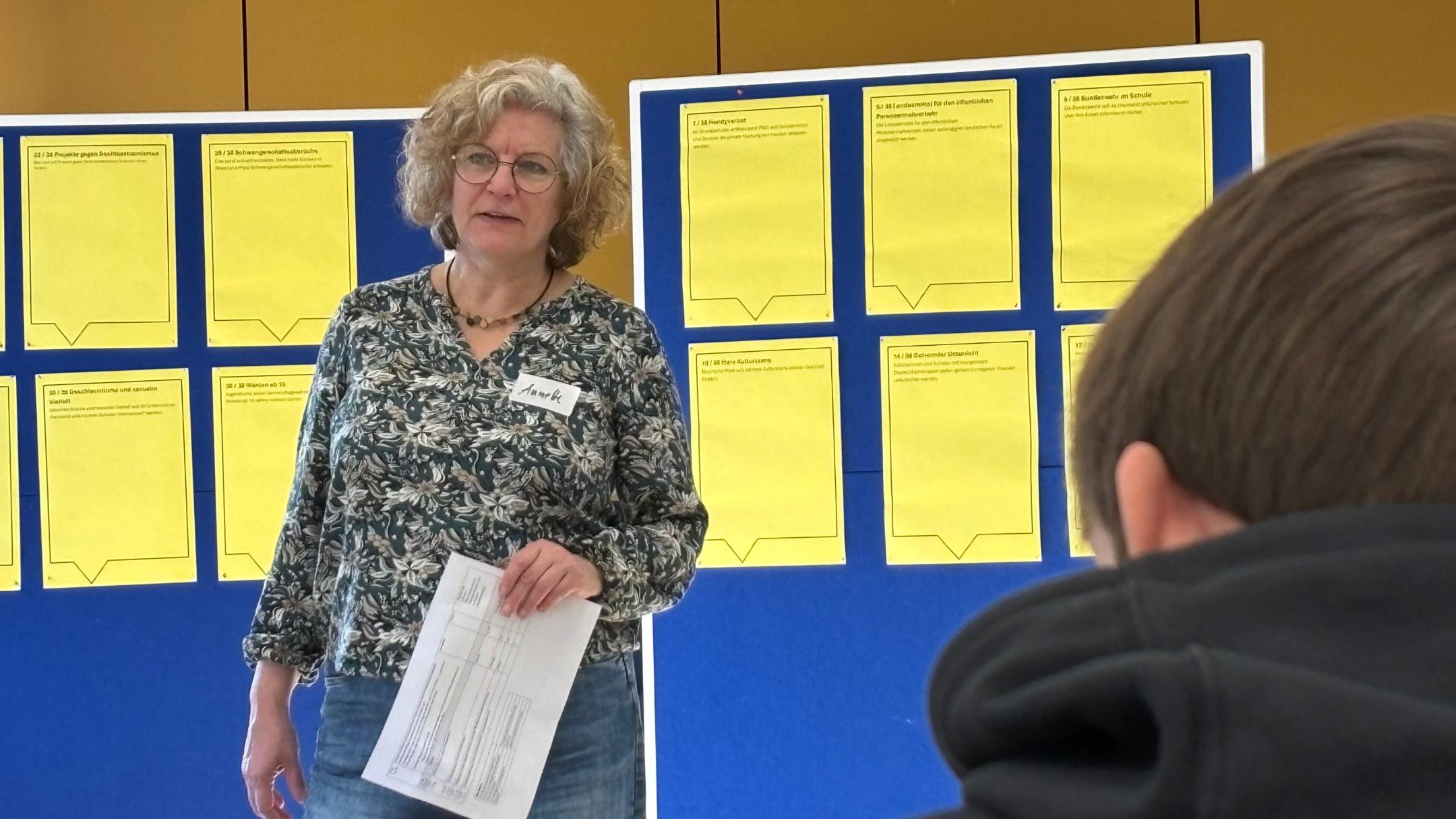 Annette Hof von der Fachstelle Jugend spricht mit den Schülerinnen und Schülern über Demokratie.