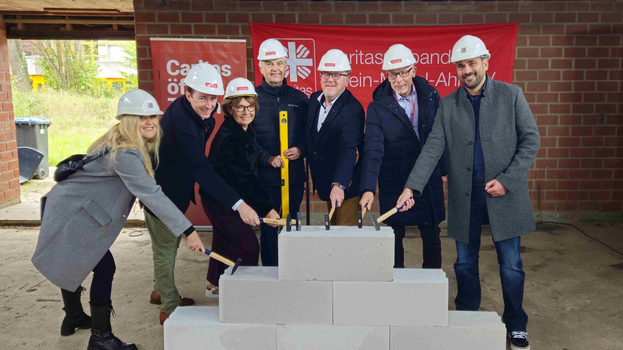 „Auf gutes Gelingen!“ hieß es beim Hammerschlag, der den Baustart der Kita St. Hildegard in Bad Neuenahr symbolisch besiegelte mit dabei waren v. links Lilly Ramich, Christian von Wichelhaus, Sabine Glaser, Erich Noll, Robert Müller, Richard Stahl, Hagen Ramich.