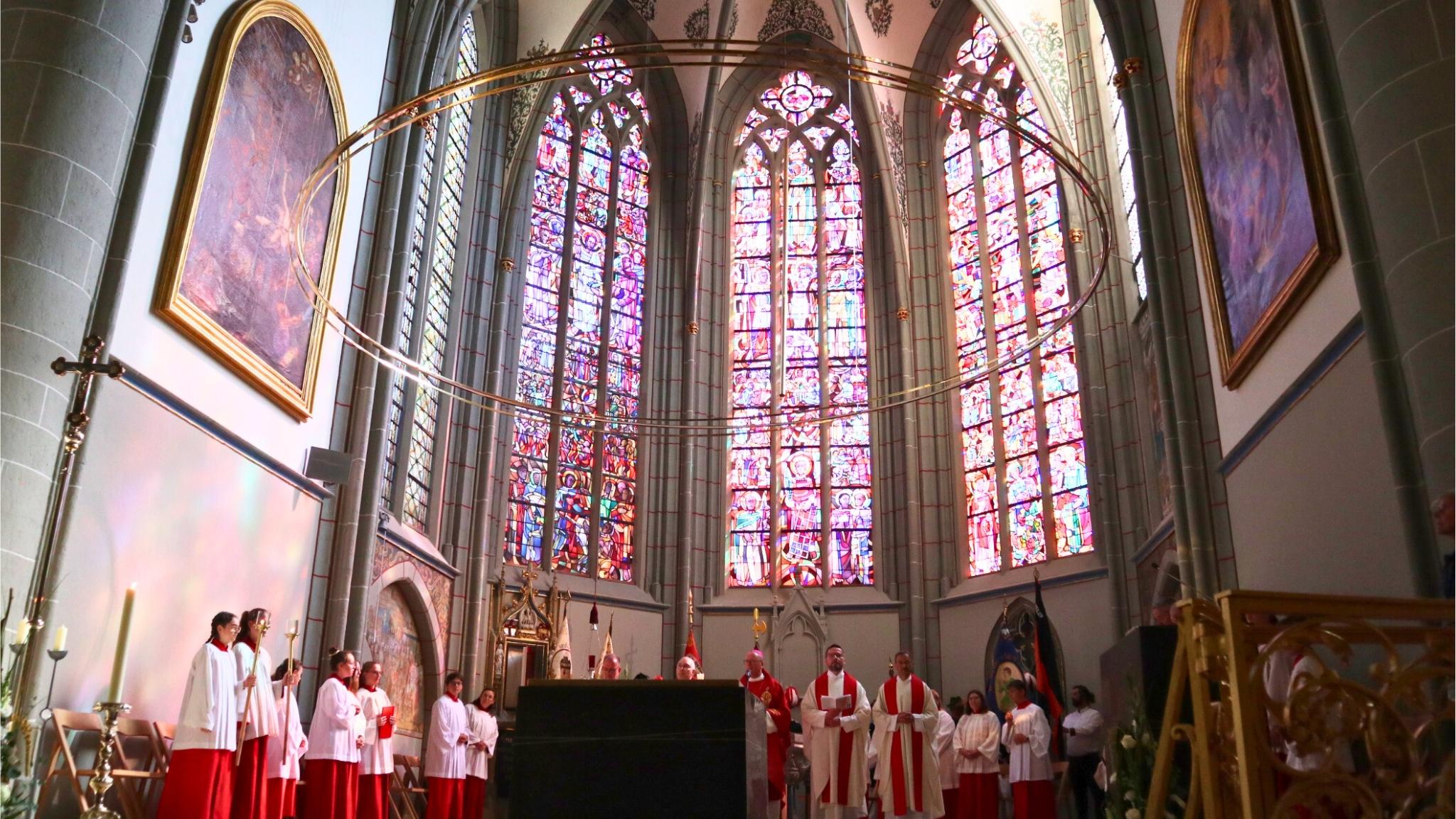 Die Altarinsel von St. Laurentius nach der Renovierung